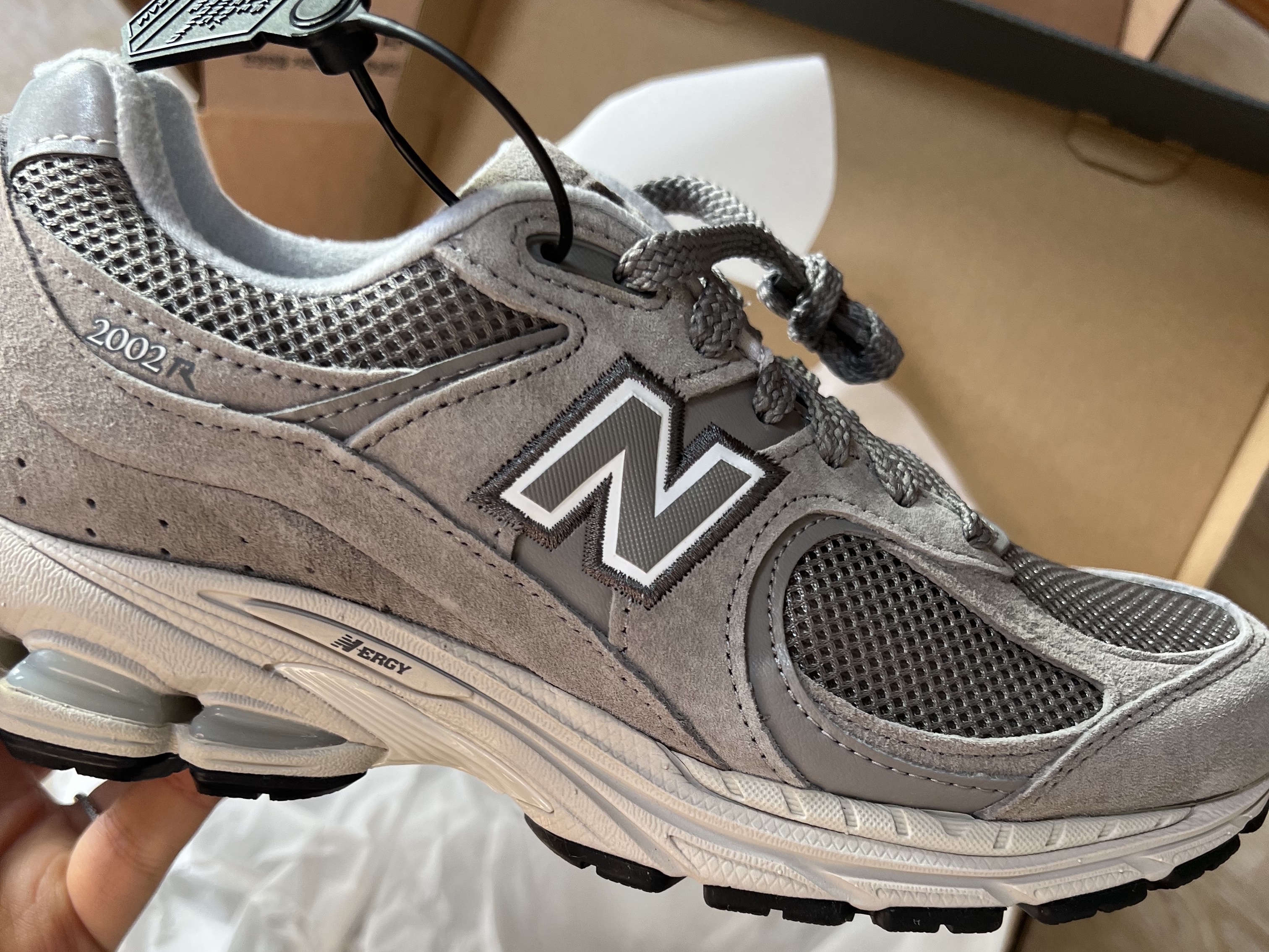 New Balance 2002R Grey 착용 스타일