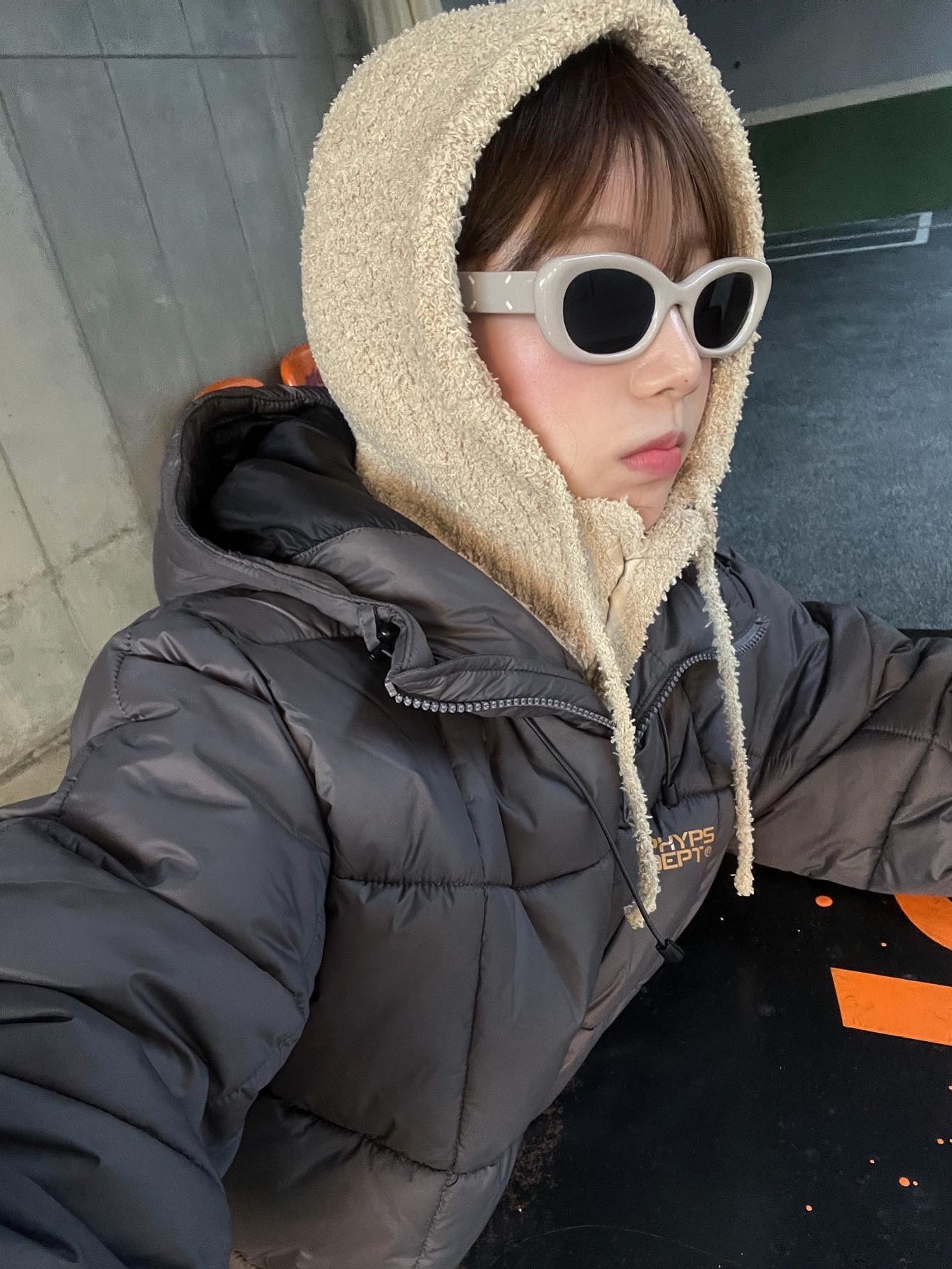 Gentle Monster x Maison Margiela MM004 Grey Black 착용 스타일 - 2