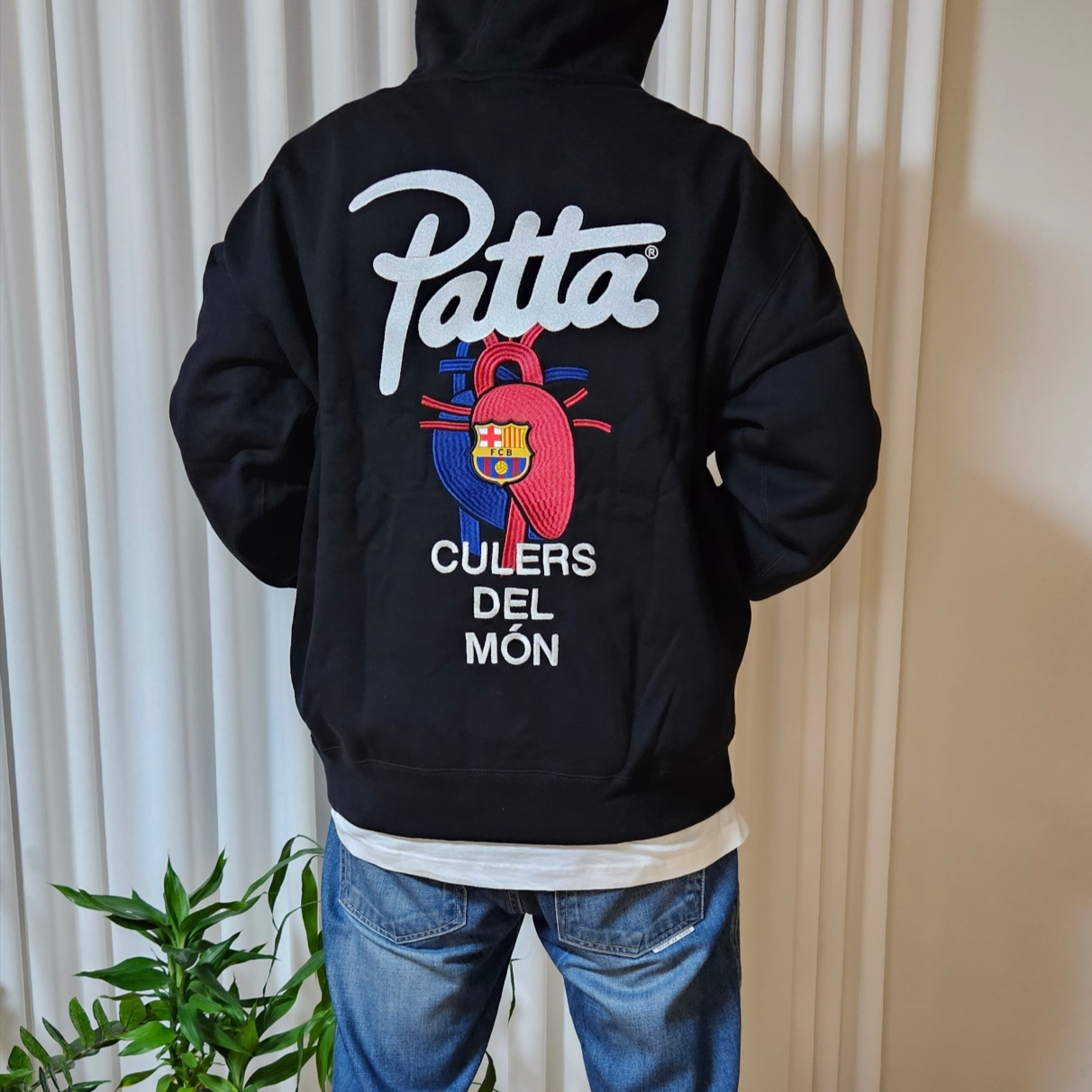 Nike x Patta x FC Barcelona Solo Swoosh Hoodie Culers del Món (FD4147-010) 착용 스타일