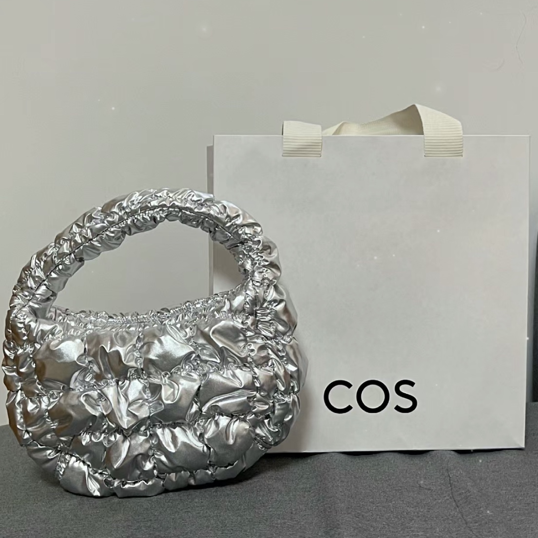 COS Quilted Micro Bag Silver, COS Quilted Mini Bag Black 착용 스타일