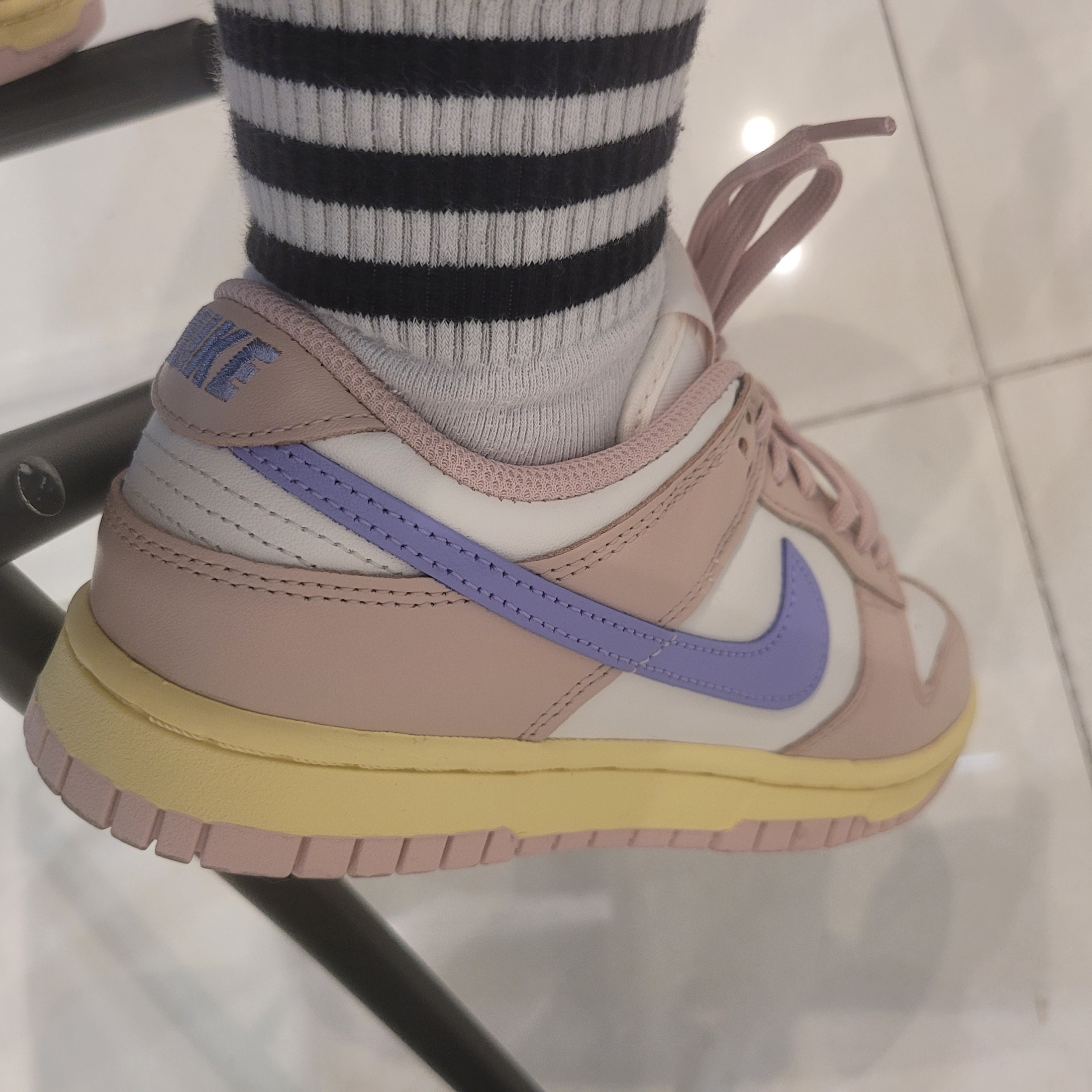(W) Nike Dunk Low Pink Oxford 착용 스타일 - 1