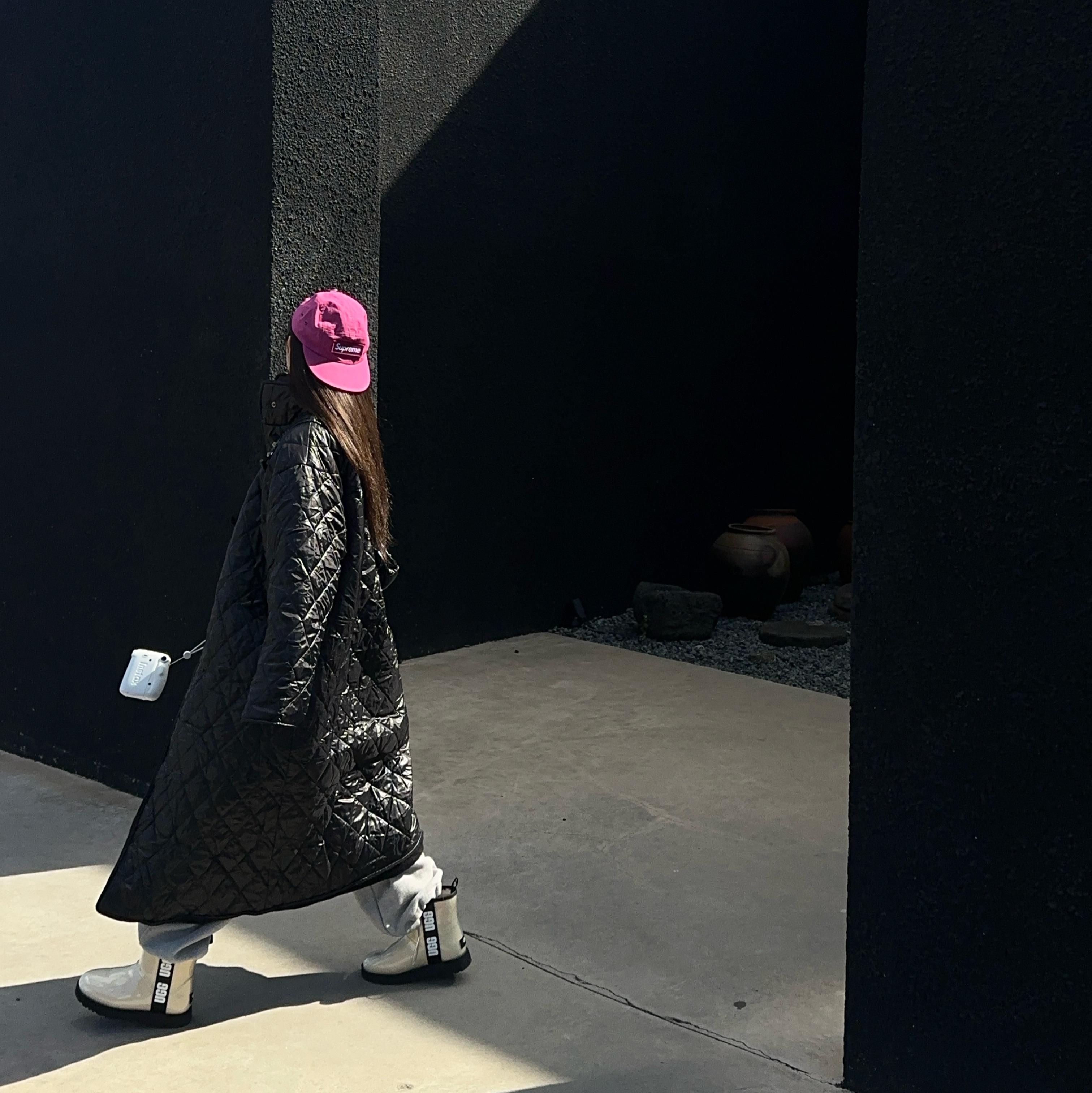 Supreme Waxed Cotton Camp Cap Magenta - 23FW, (W) UGG Classic Clear Mini Boots Natural Black 착용 스타일 - 5