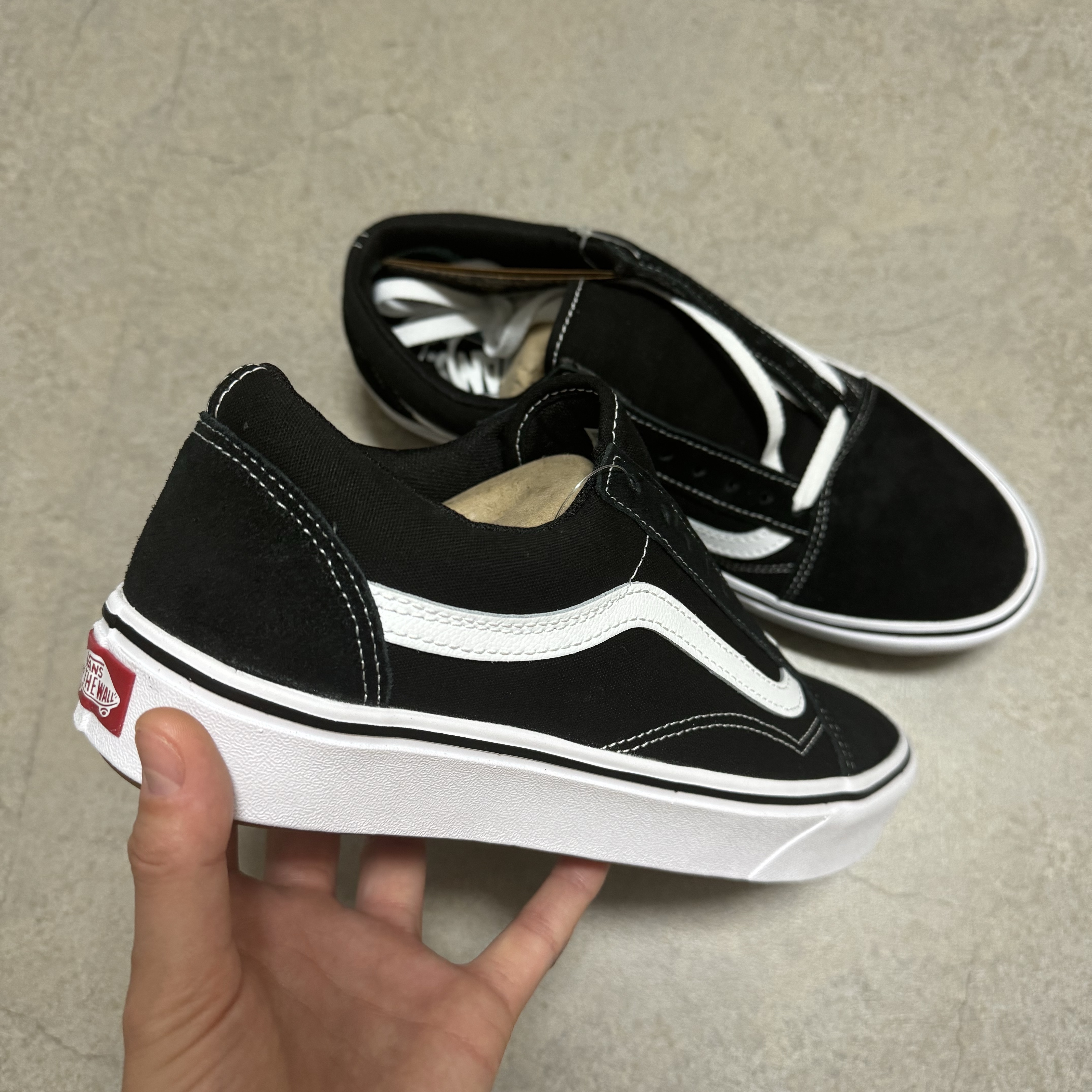 Vans ComfyCush Old Skool Black True white 착용 스타일