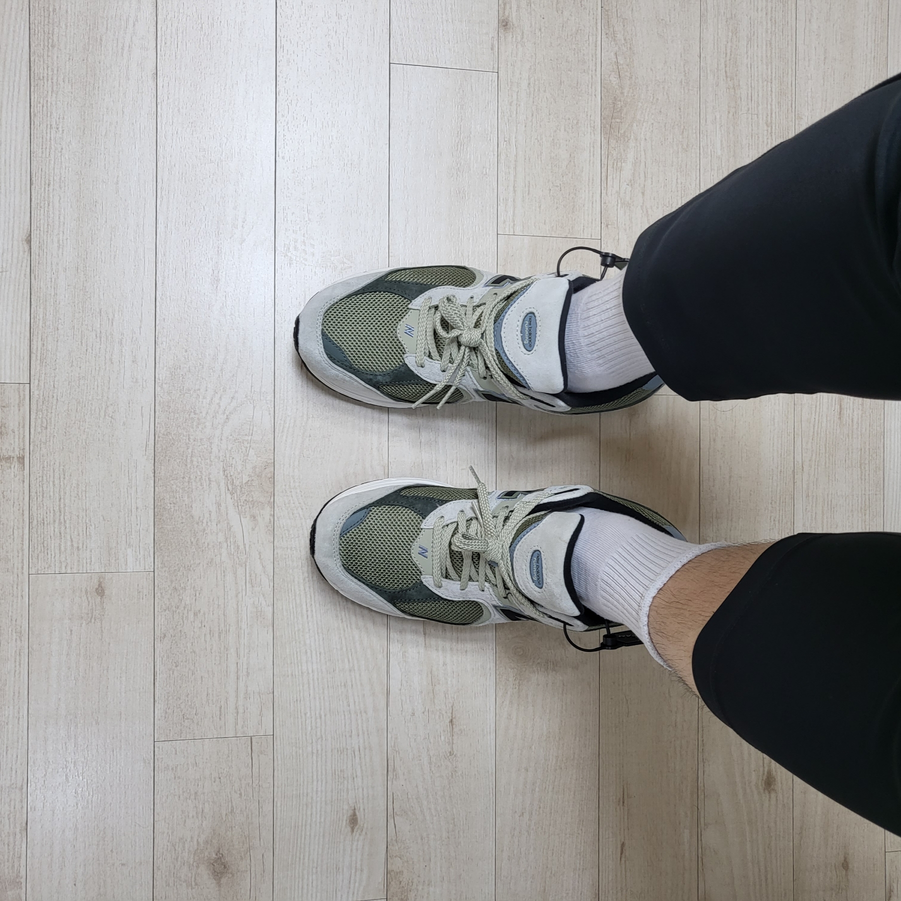 New Balance 2002R Silver Pine Olive Leaf 착용 스타일 - 3