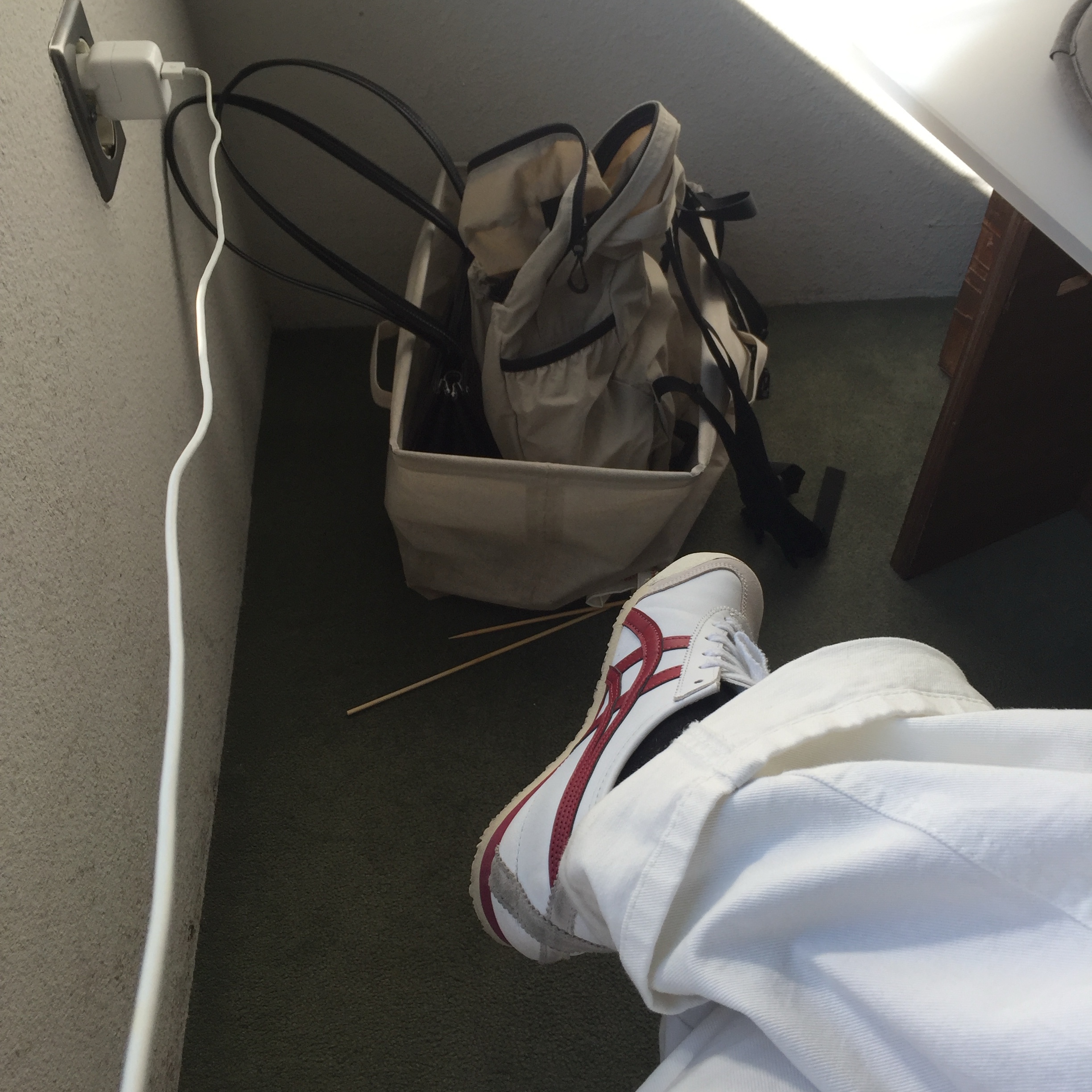 Onitsuka Tiger Mexico 66 White Burgundy 착용 스타일 - 1