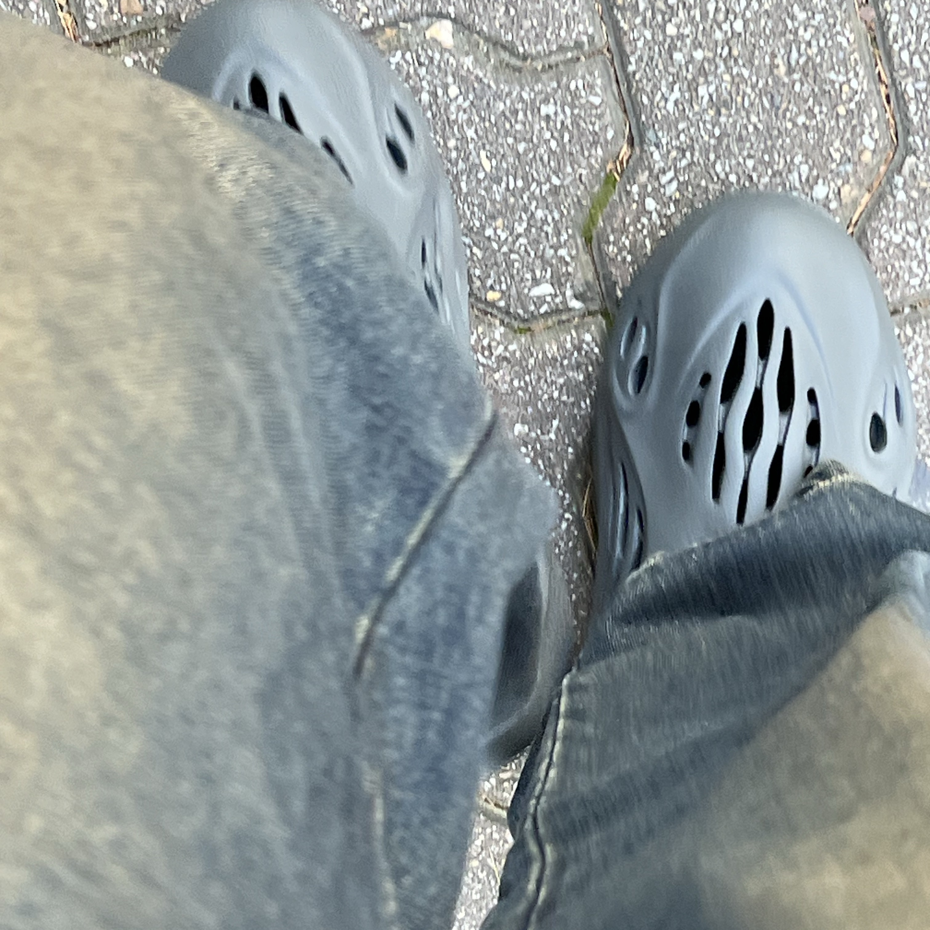 Adidas Yeezy Foam RNNR Carbon 착용 스타일 - 1