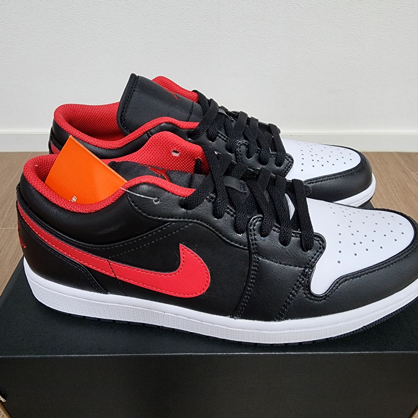 Jordan 1 Low Black Fire Red 착용 스타일 - 2