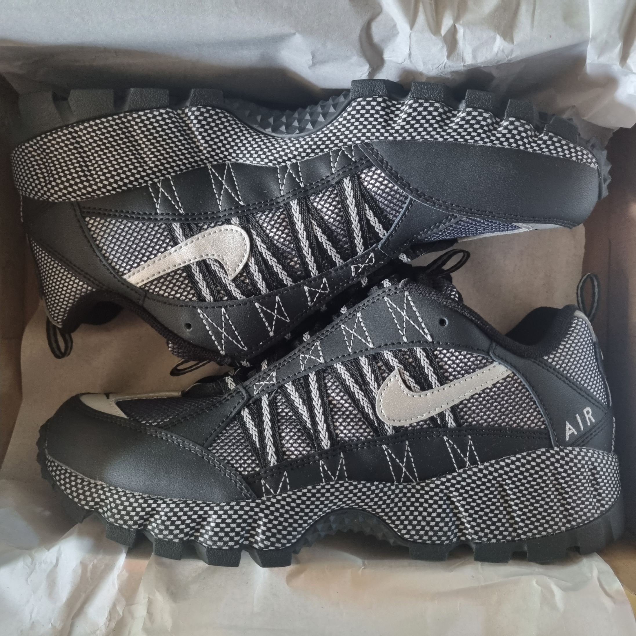 Nike Air Humara Black and Metallic Silver 착용 스타일