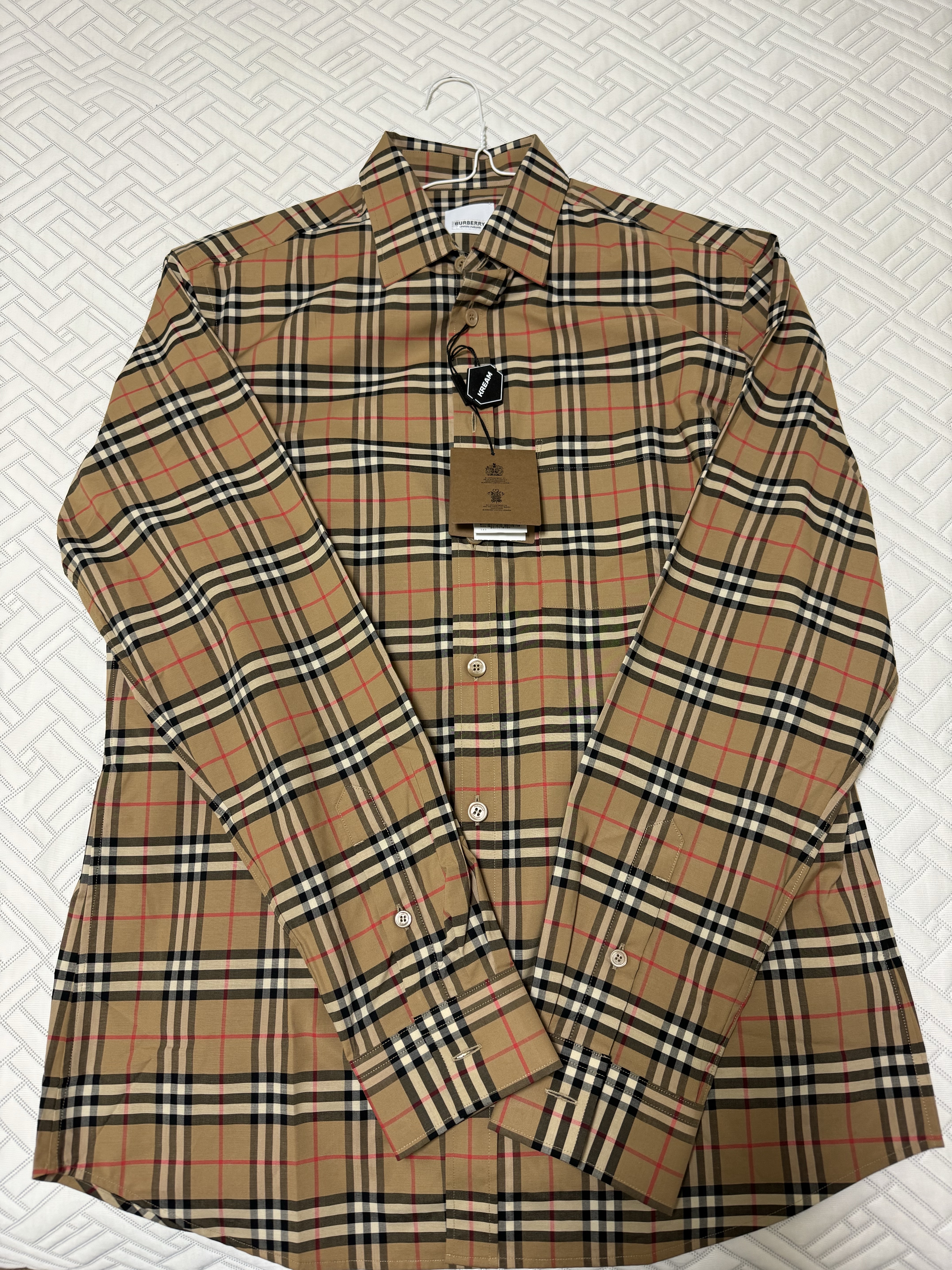 Burberry Small Scale Check Stretch Cotton Shirt Archive Beige 착용 스타일