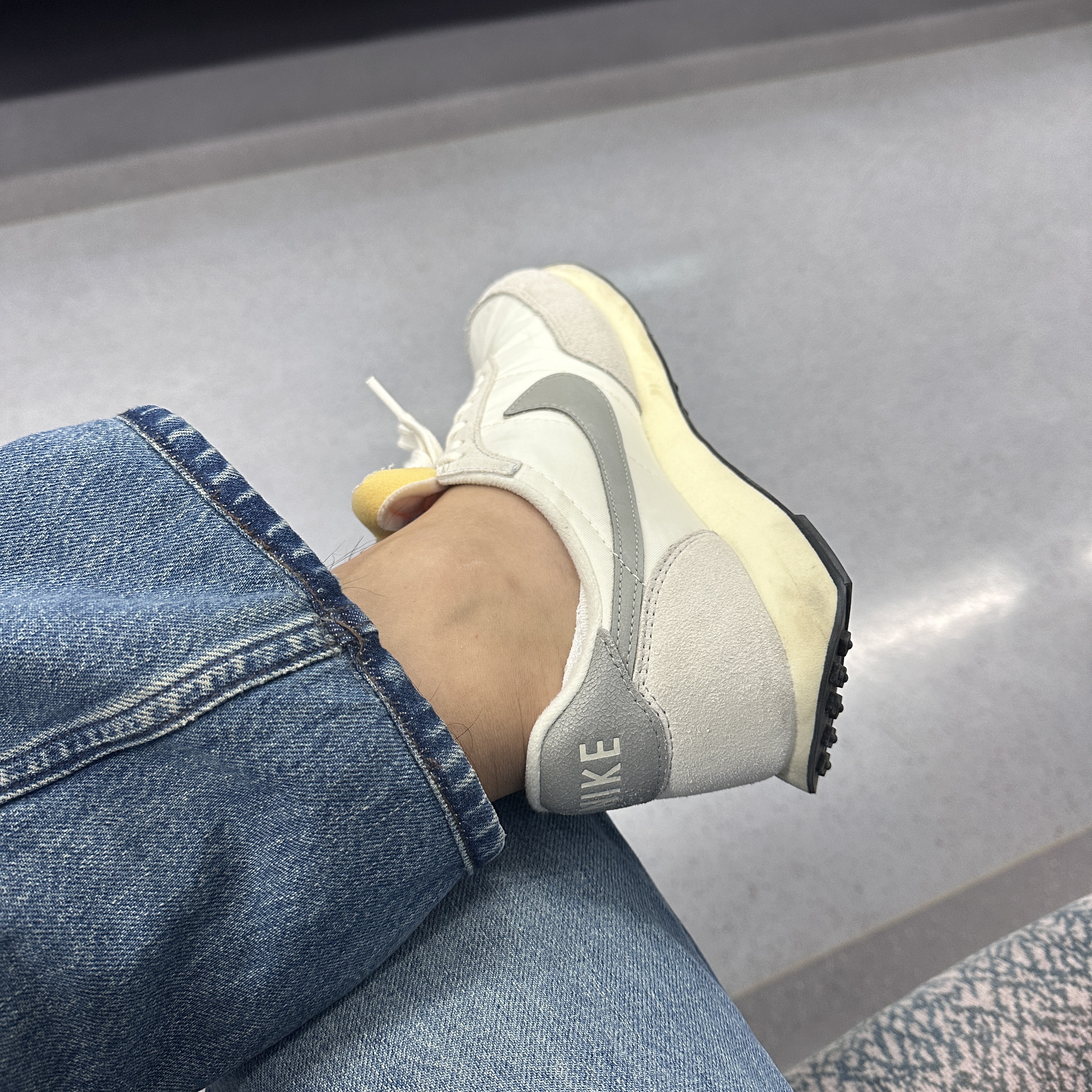 Nike Waffle Trainer 2 SE Sail Medium Grey 착용 스타일