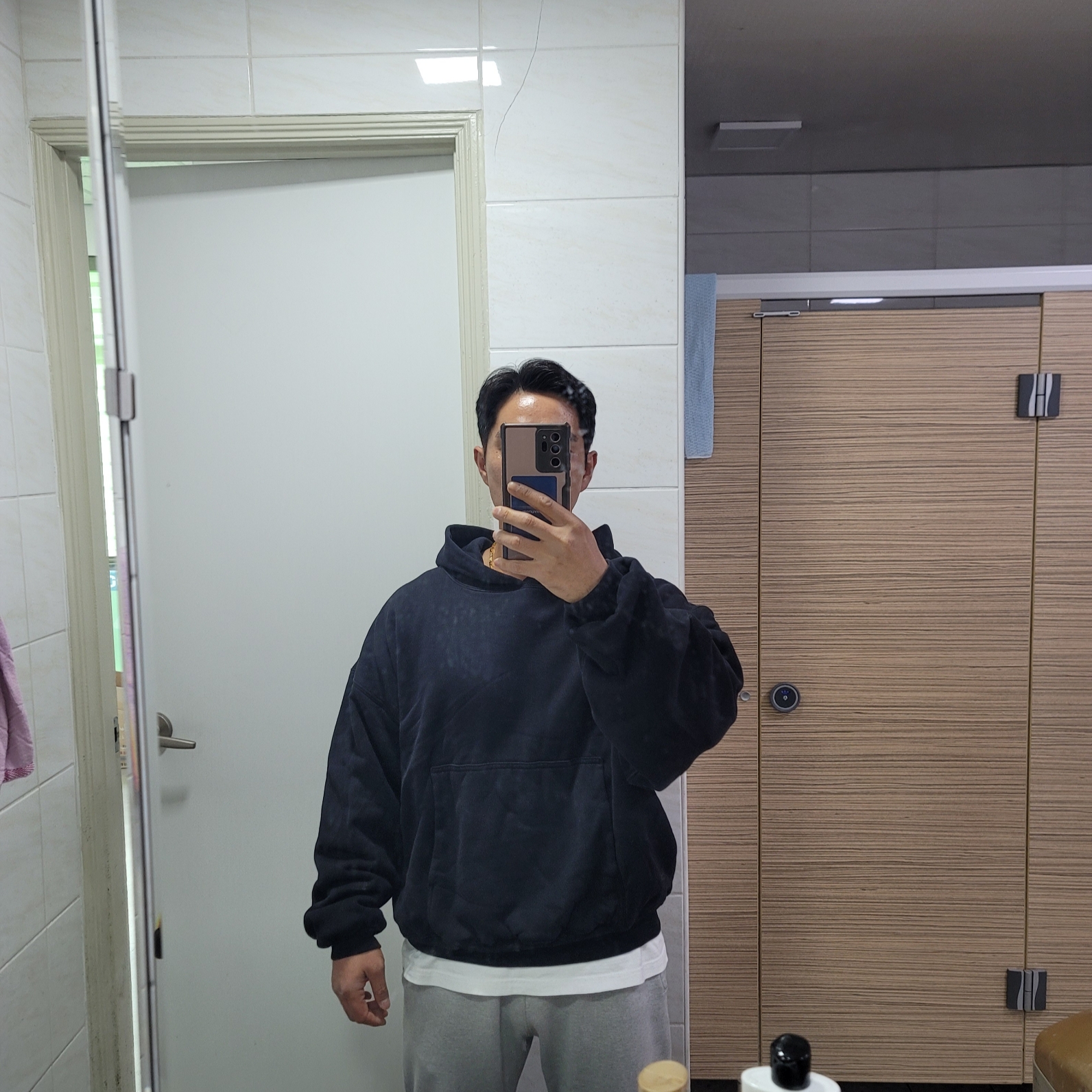 Yeezy Gap Hoodie Black 착용 스타일 - 2