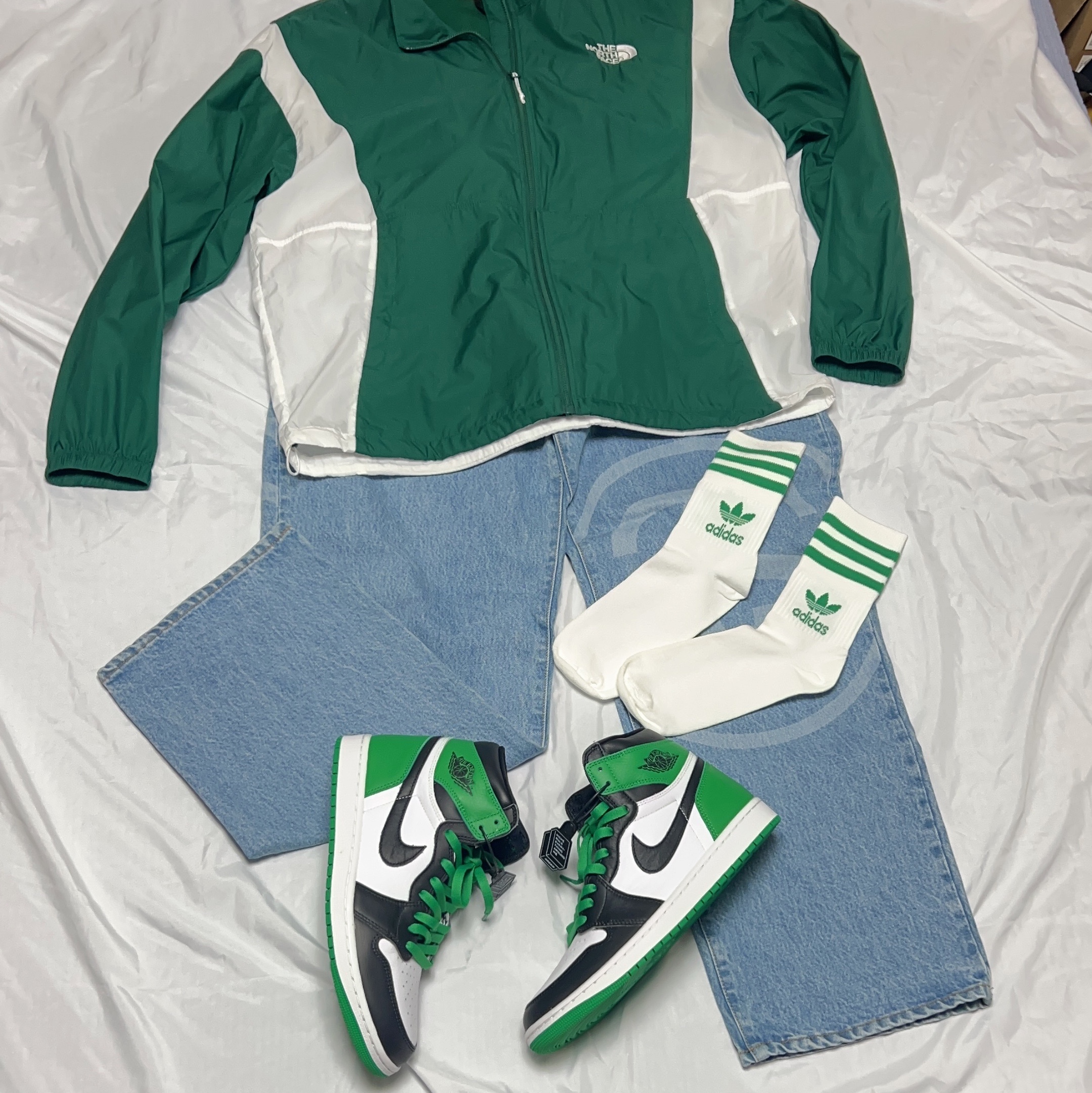Jordan 1 Retro High OG Black and Lucky Green 착용 스타일 - 3