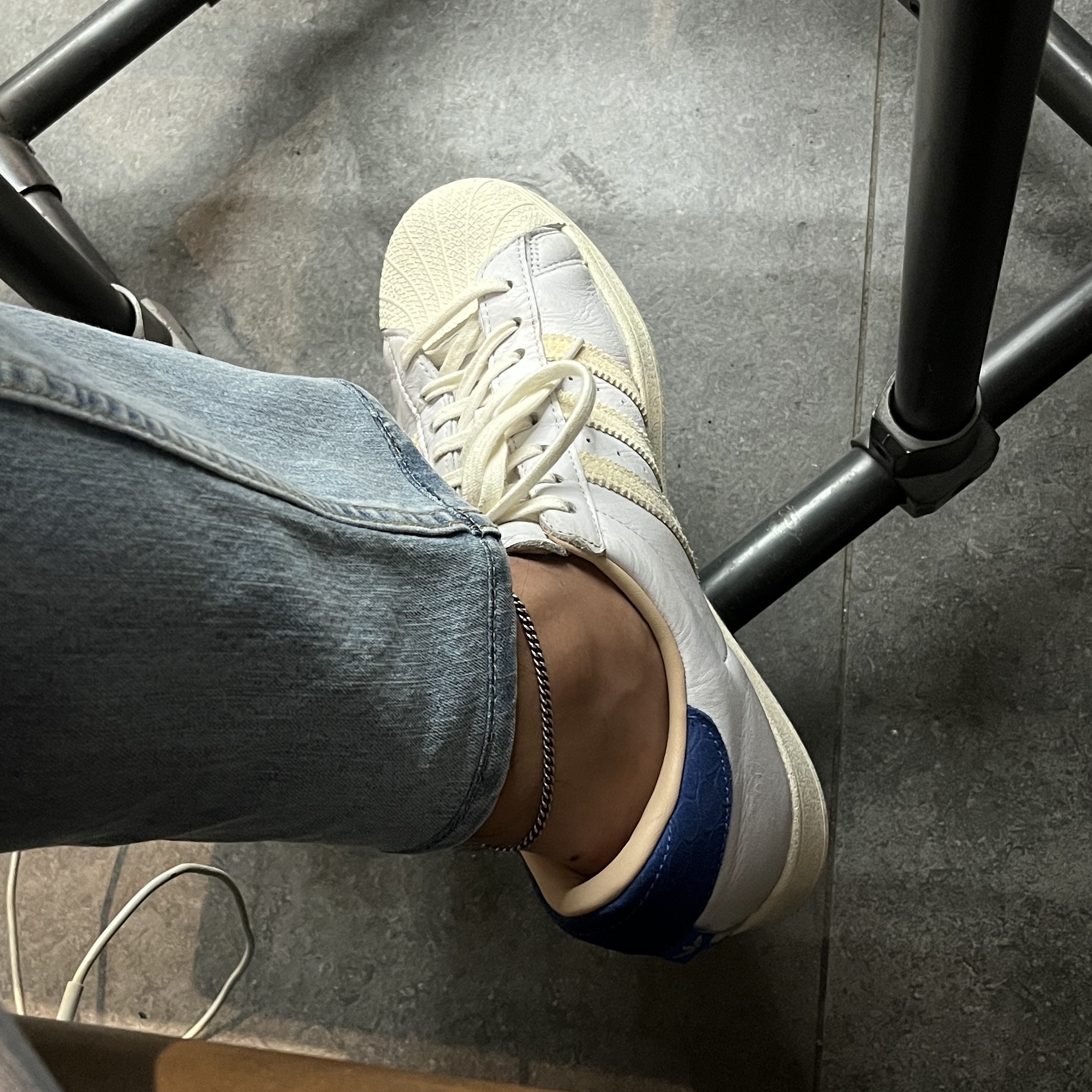 Adidas Superstar Off White Blue 착용 스타일