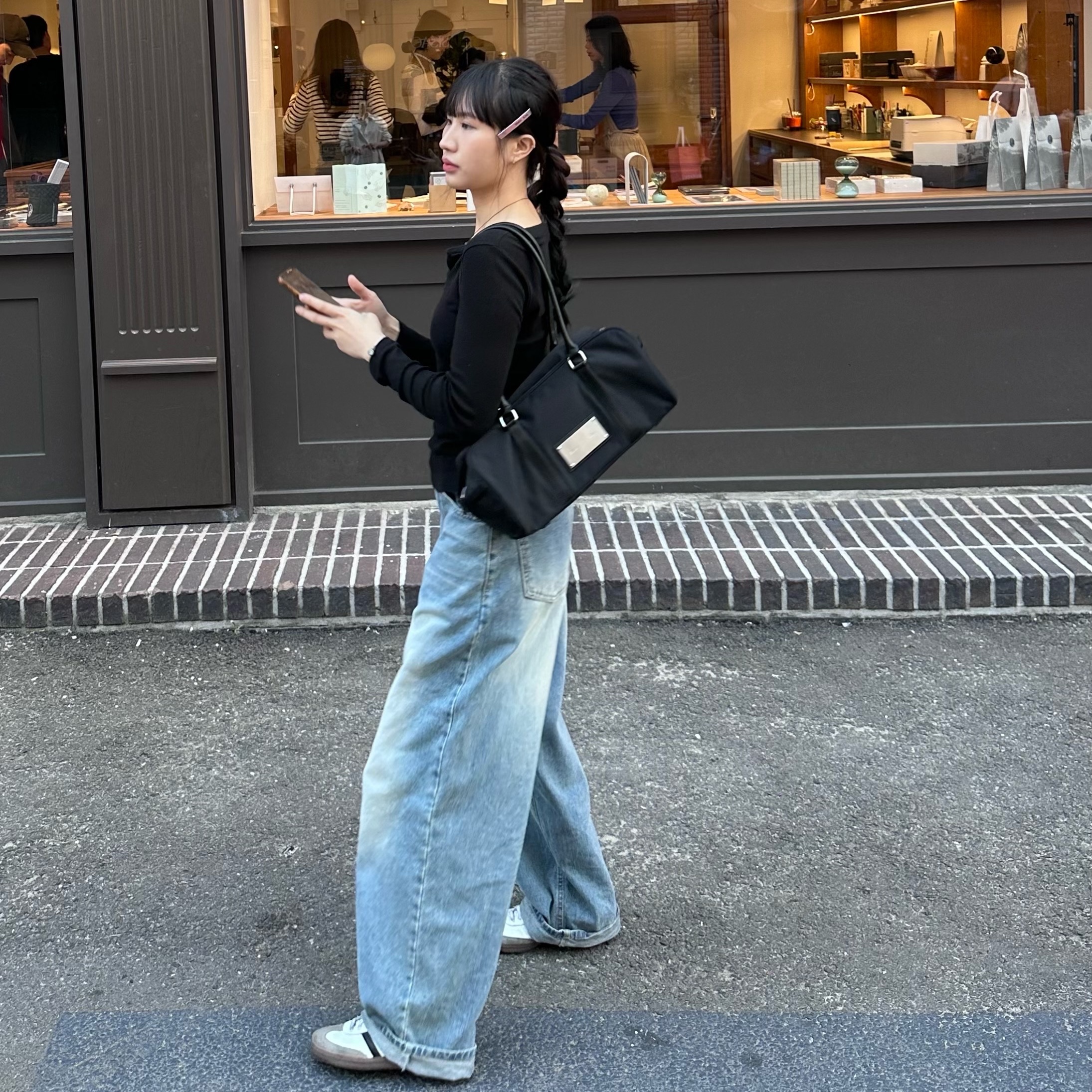 Matin Kim Sporty Tote Bag Black, Adidas Samba Vegan White Black 착용 스타일