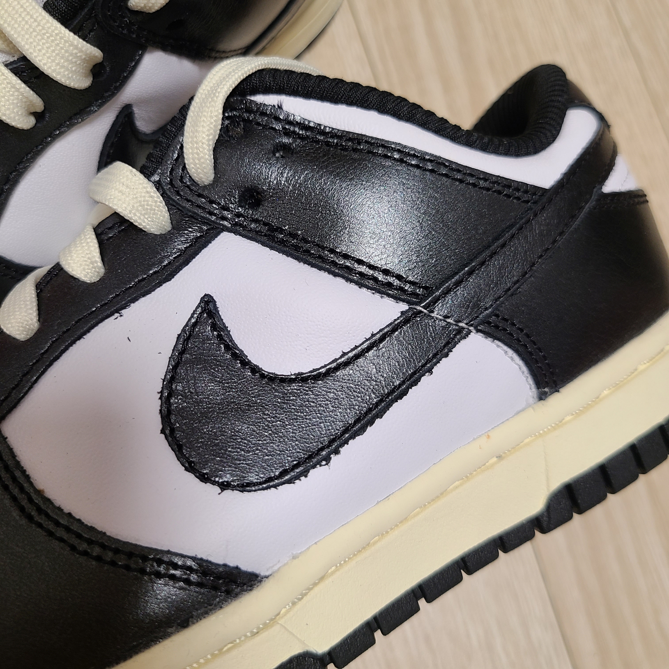 (W) Nike Dunk Low Vintage Black and White 착용 스타일 - 2