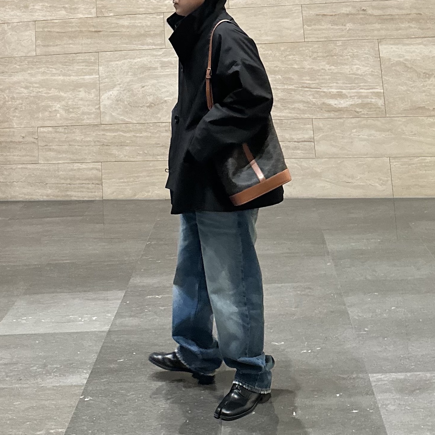 Celine Small Bucket in Triomphe Canvas and Calfskin Tan, Maison Margiela Tabi Lace-Up Shoes Black 착용 스타일 - 2