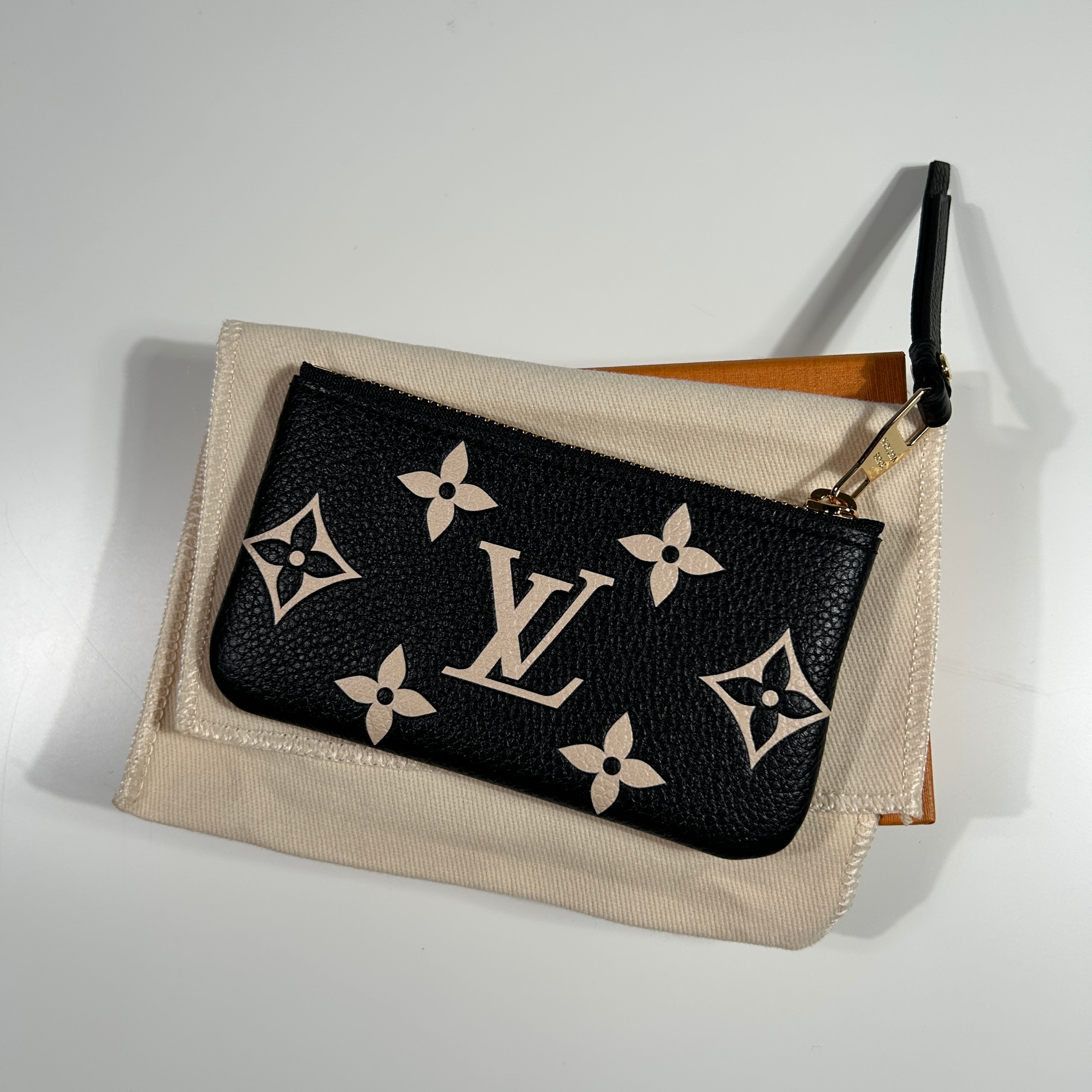 Louis Vuitton Key Pouch Monogram Empreinte Black Beige 착용 스타일 - 3