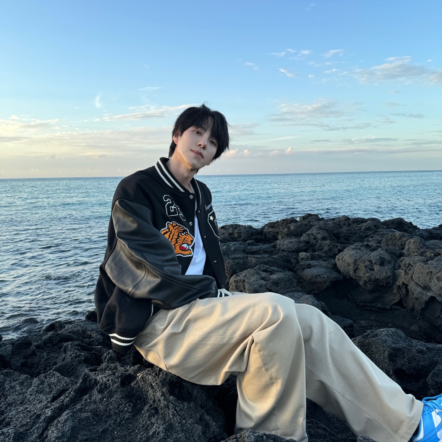 Supreme Tiger Varsity Jacket Black - 23FW, STU Wide Cotton Pants Beige 착용 스타일 - 3