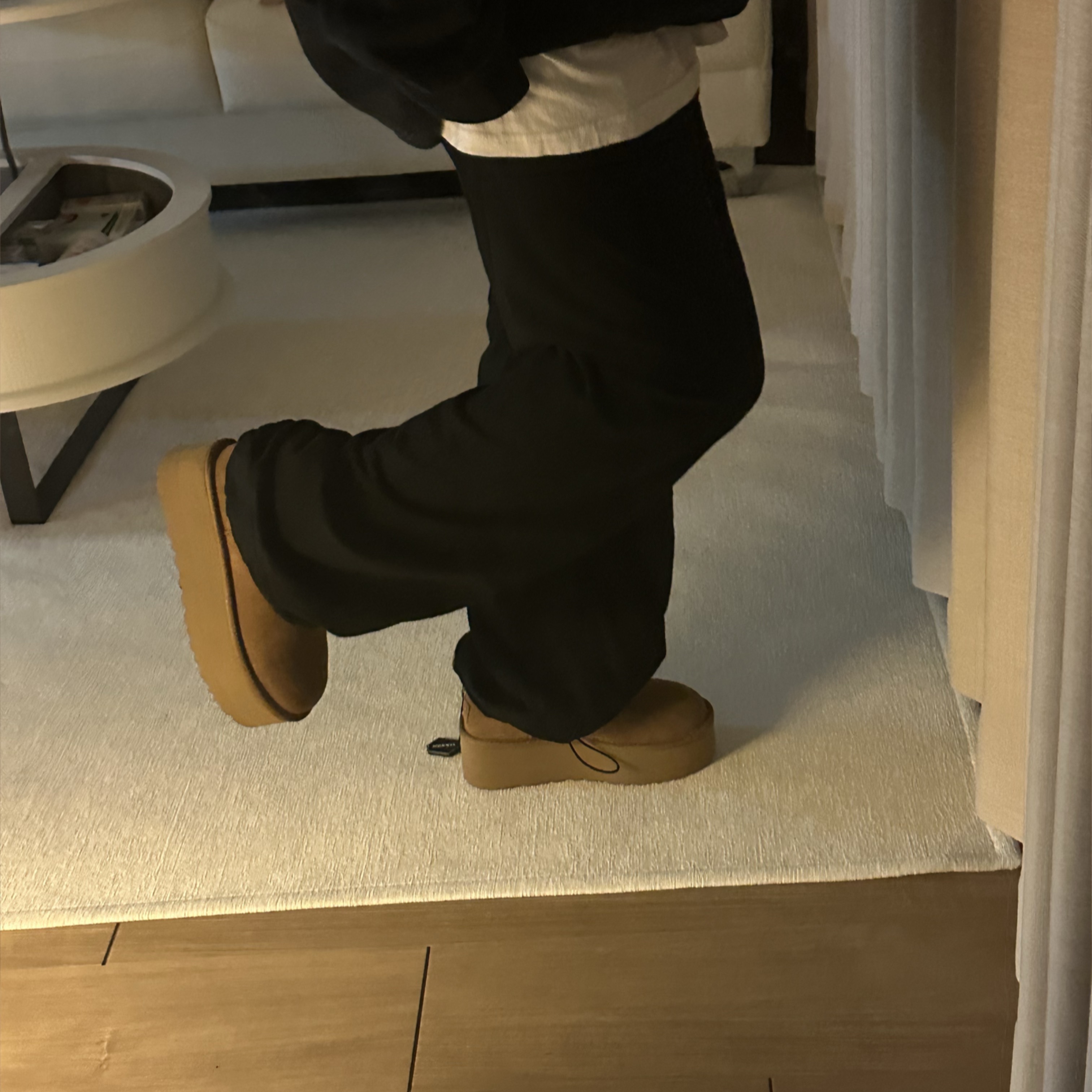 (W) UGG Classic Ultra Mini Platform Boots Chestnut 착용 스타일