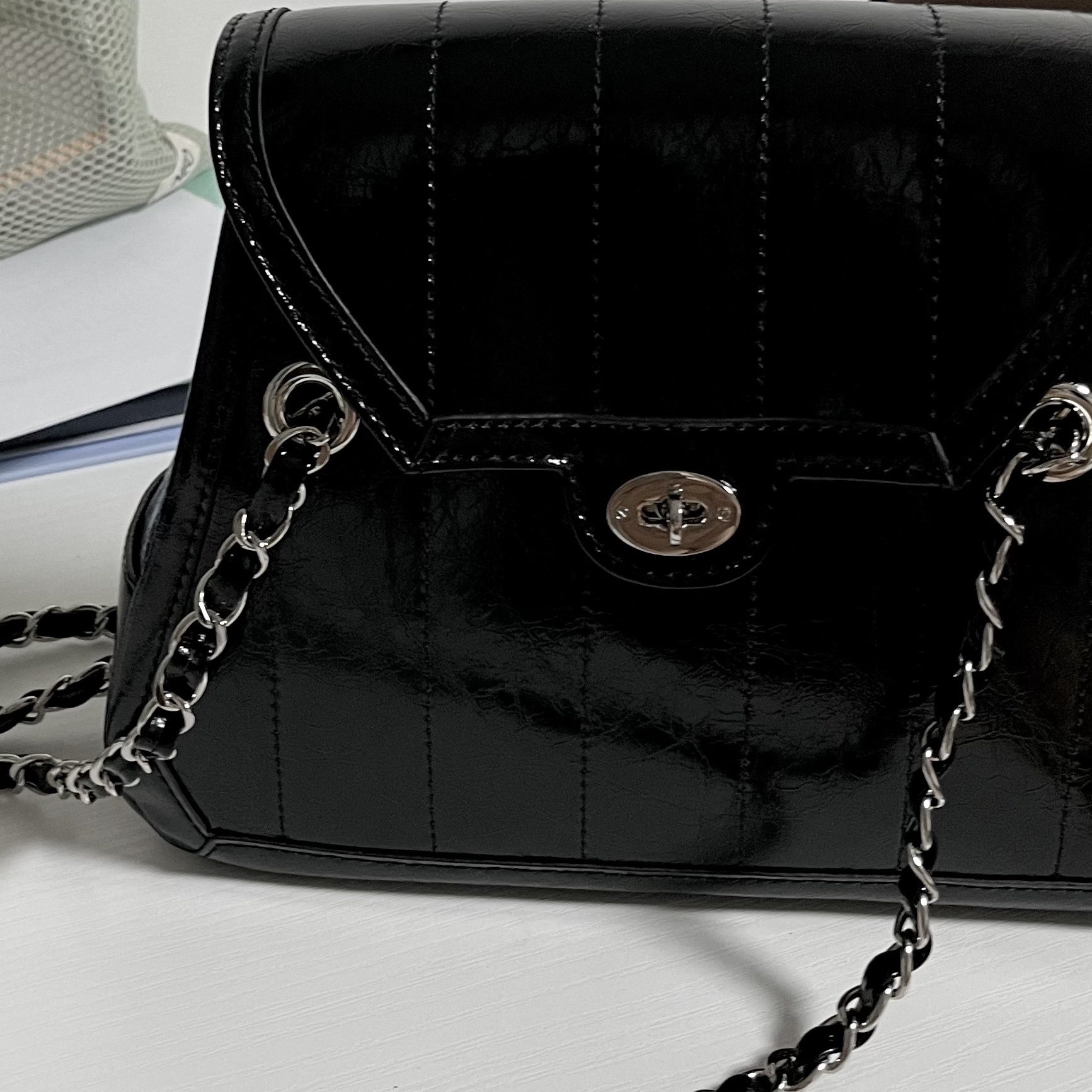 Cardinal Red Owl-Ro Bag Gloss Black 착용 스타일