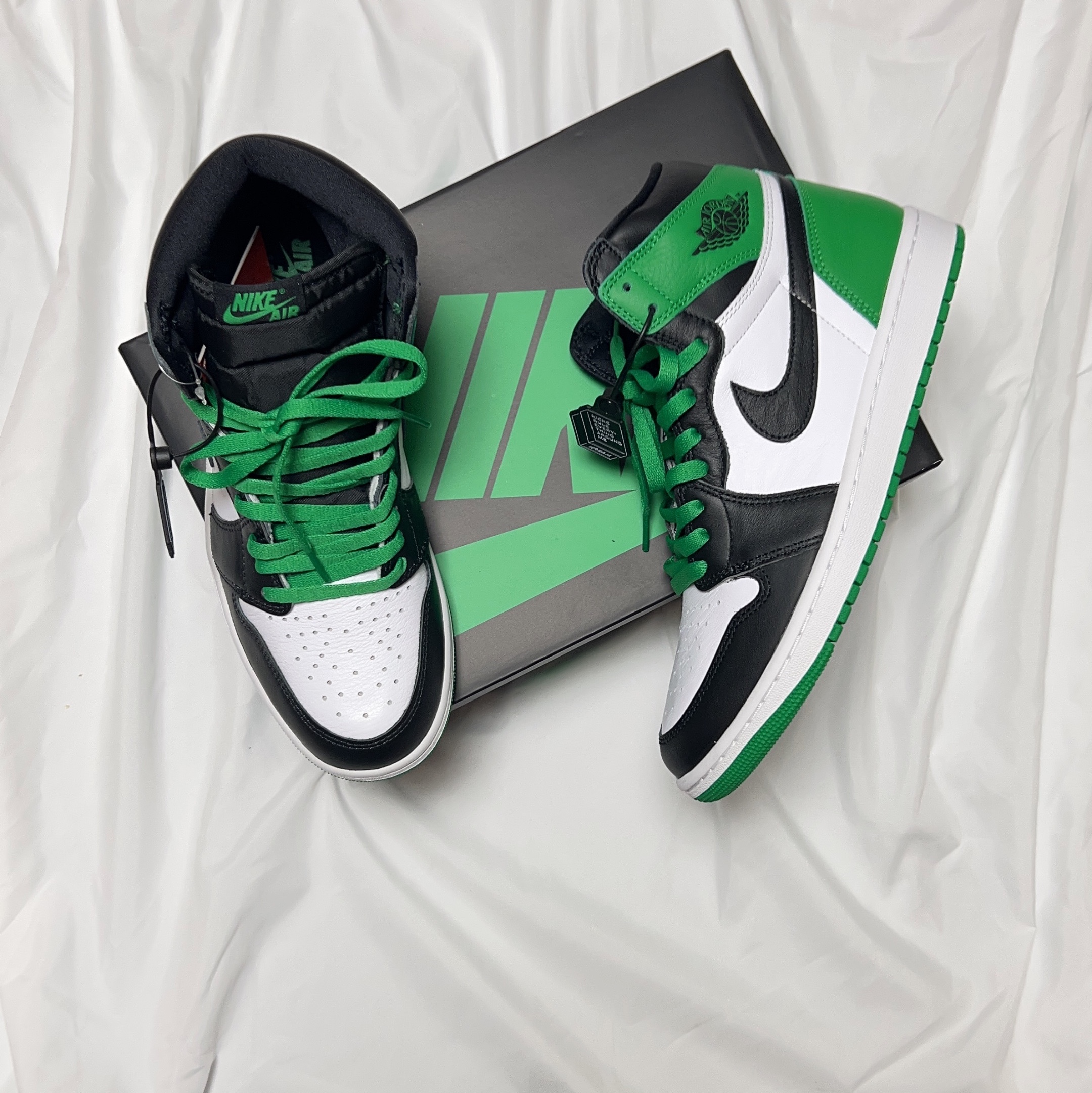 Jordan 1 Retro High OG Black and Lucky Green 착용 스타일 - 1