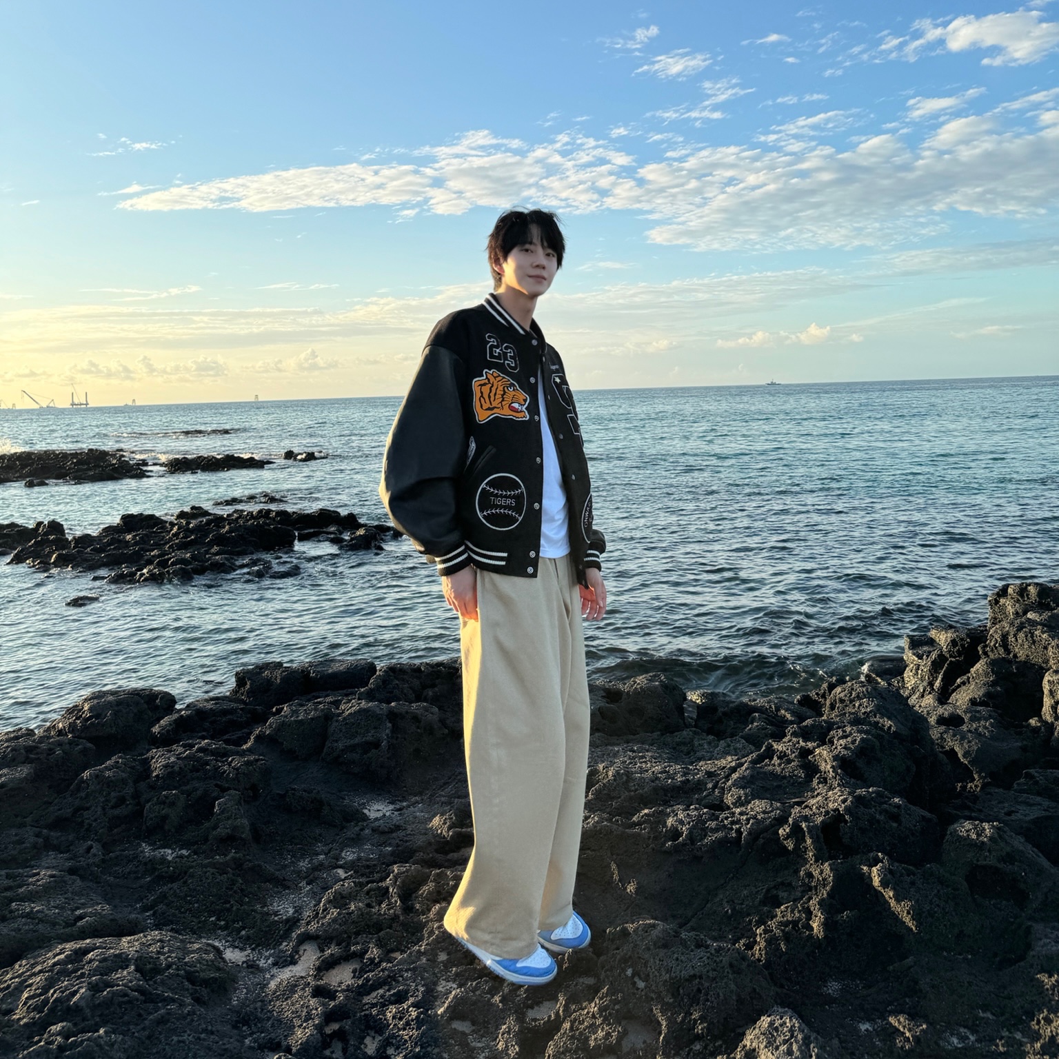 Supreme Tiger Varsity Jacket Black - 23FW, STU Wide Cotton Pants Beige 착용 스타일 - 4