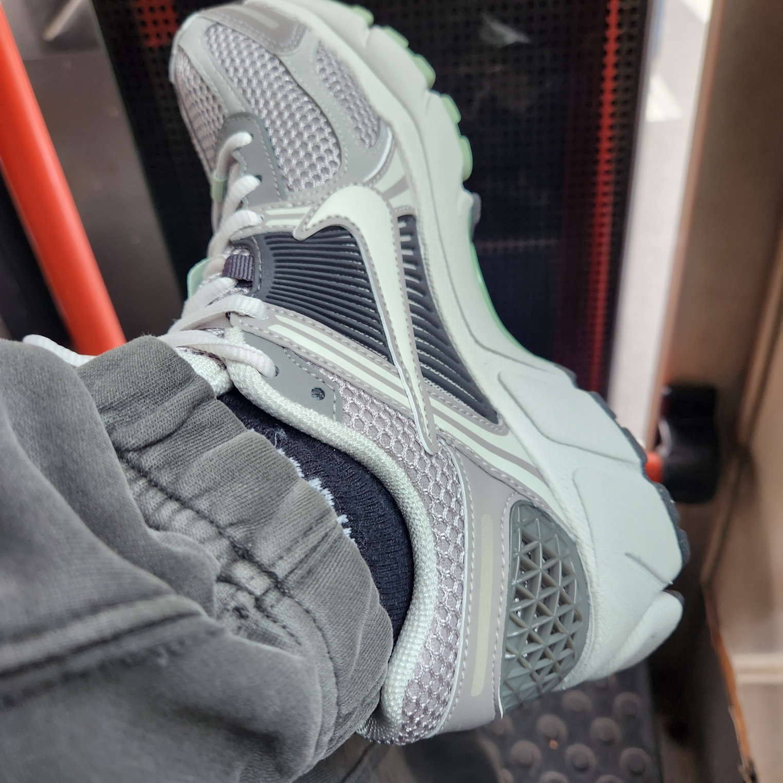 (W) Nike Zoom Vomero 5 Cobblestone and Flat Pewter 착용 스타일