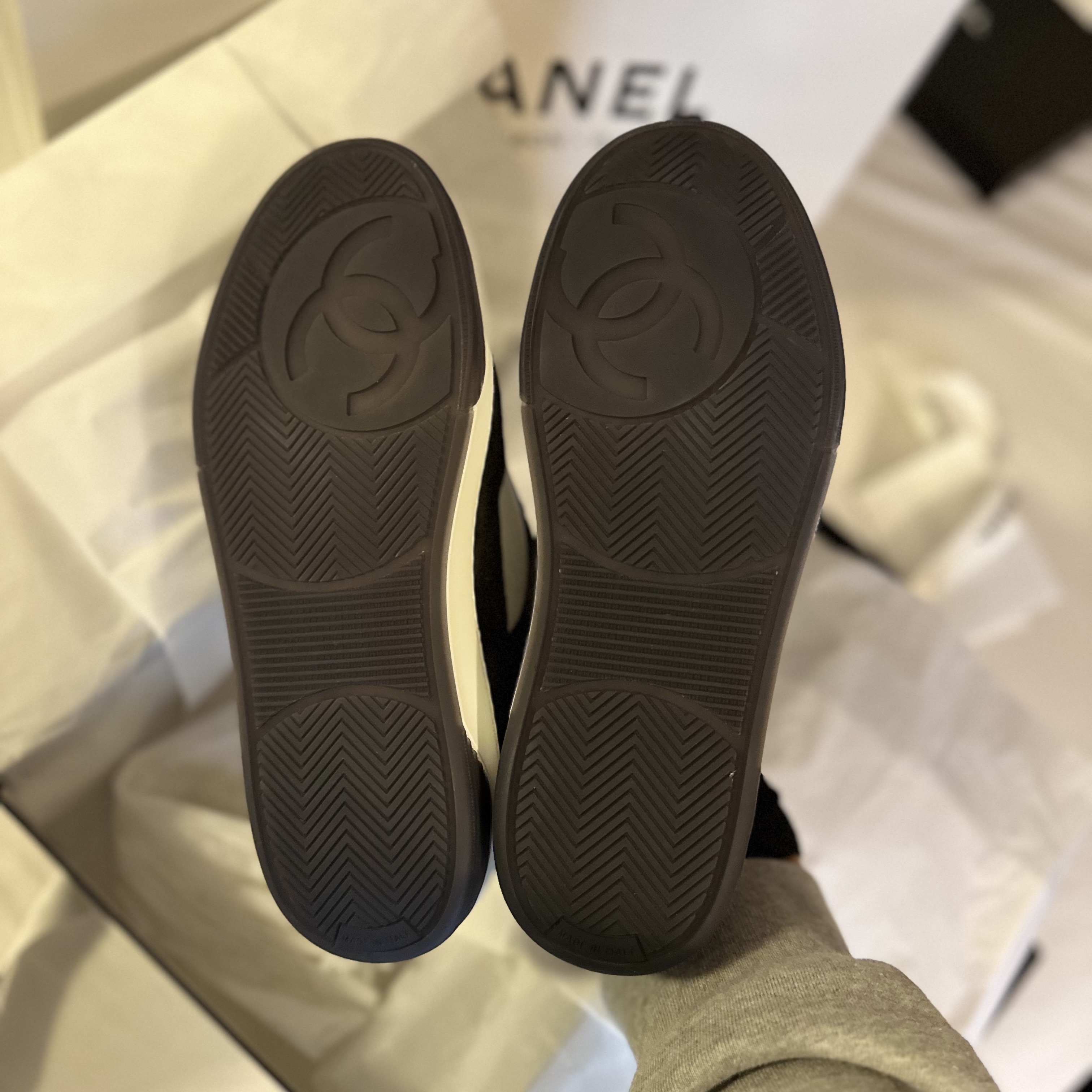 (W) Chanel Sneakers Suede Kidskin & Black White 착용 스타일 - 3