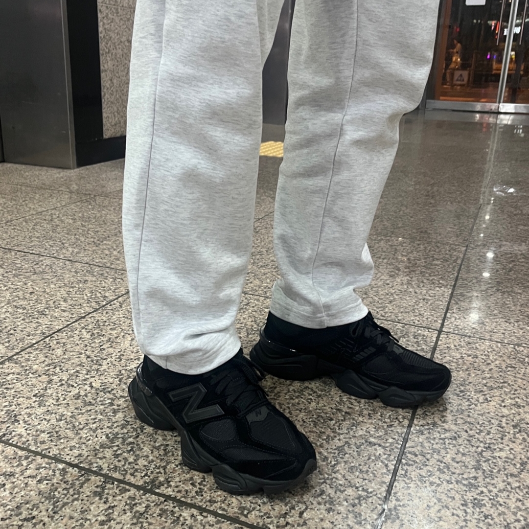 New Balance 9060 Triple Black 착용 스타일
