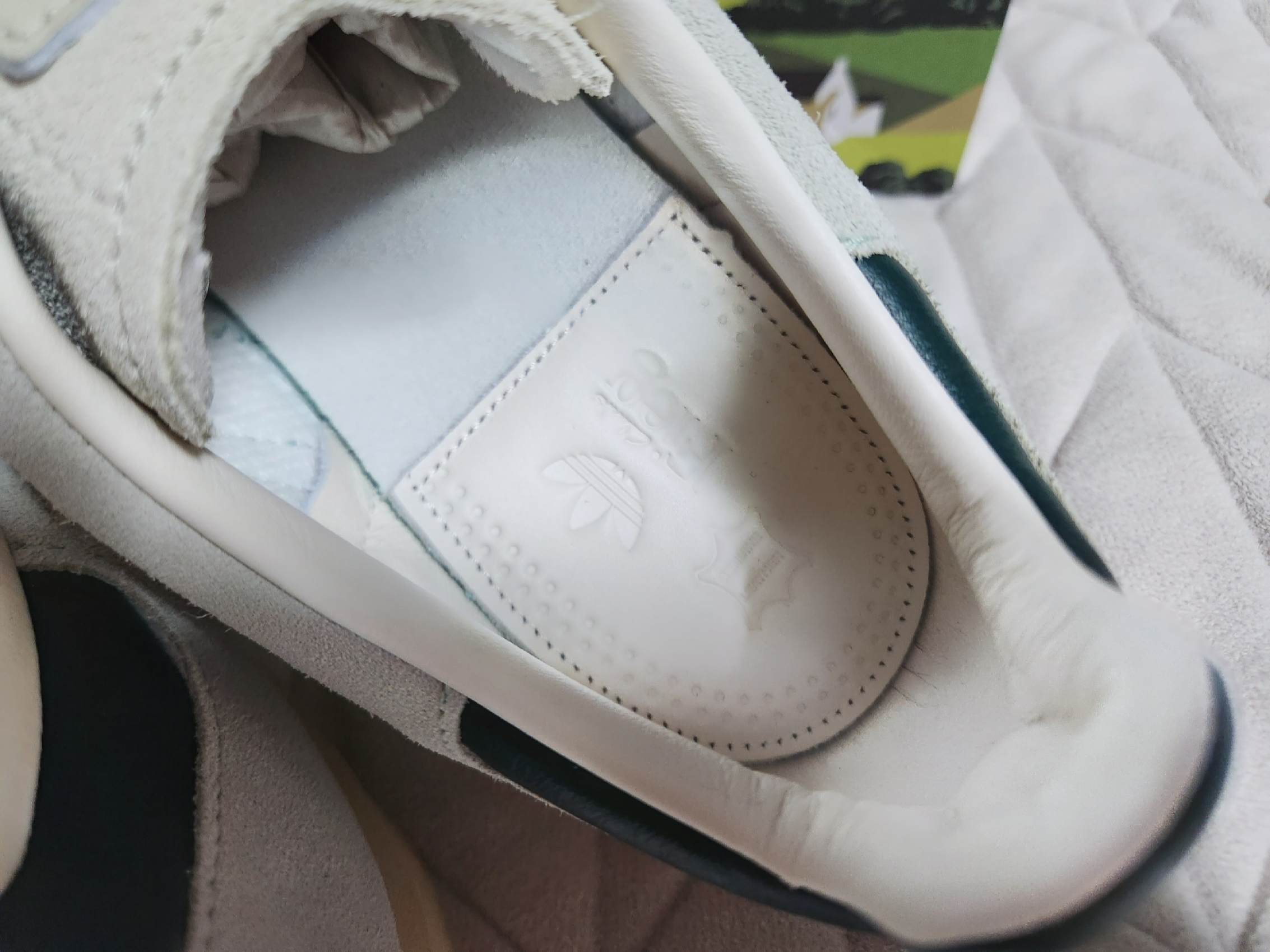 Adidas x Clarks x Ronnie Fieg 8th Street Samba Chalk White Green 착용 스타일 - 3