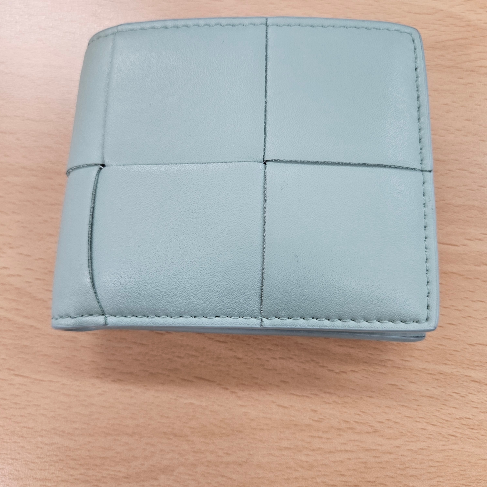 Bottega Veneta Bi-Fold Wallet New Sage 착용 스타일