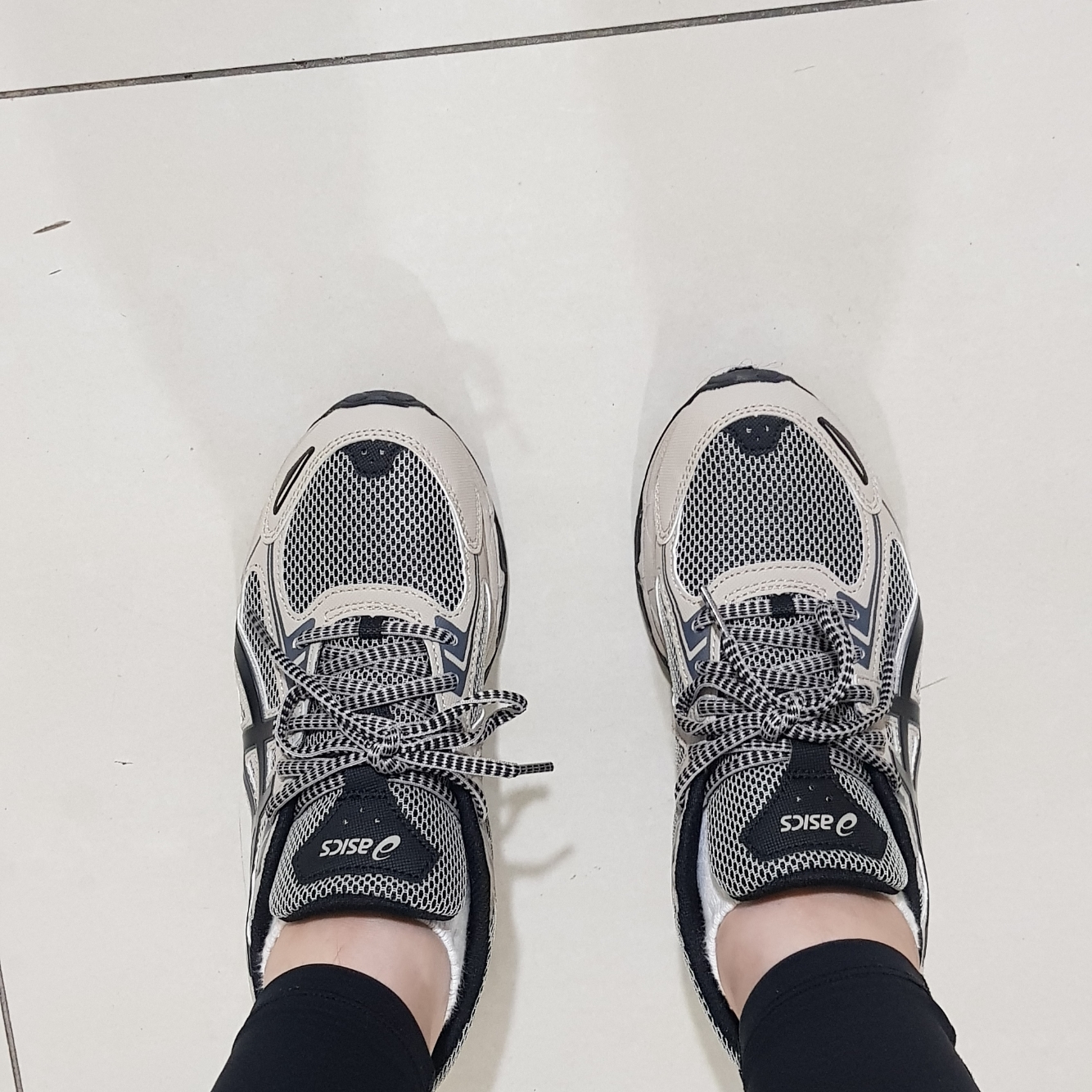 Asics Gel-Venture 6 Feather Grey Black 착용 스타일