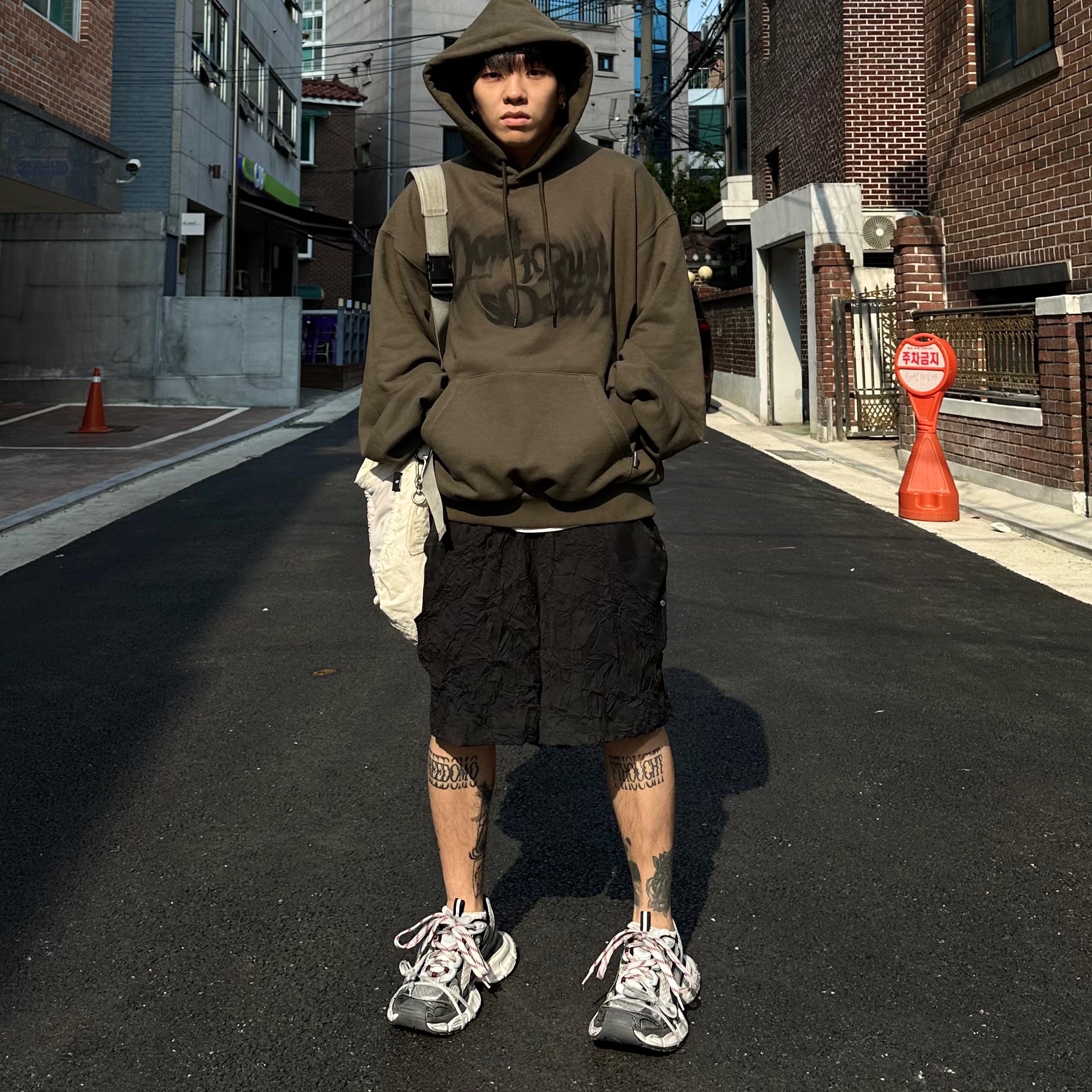 Balenciaga 3XL Sneakers Grey White Red 착용 스타일 - 2