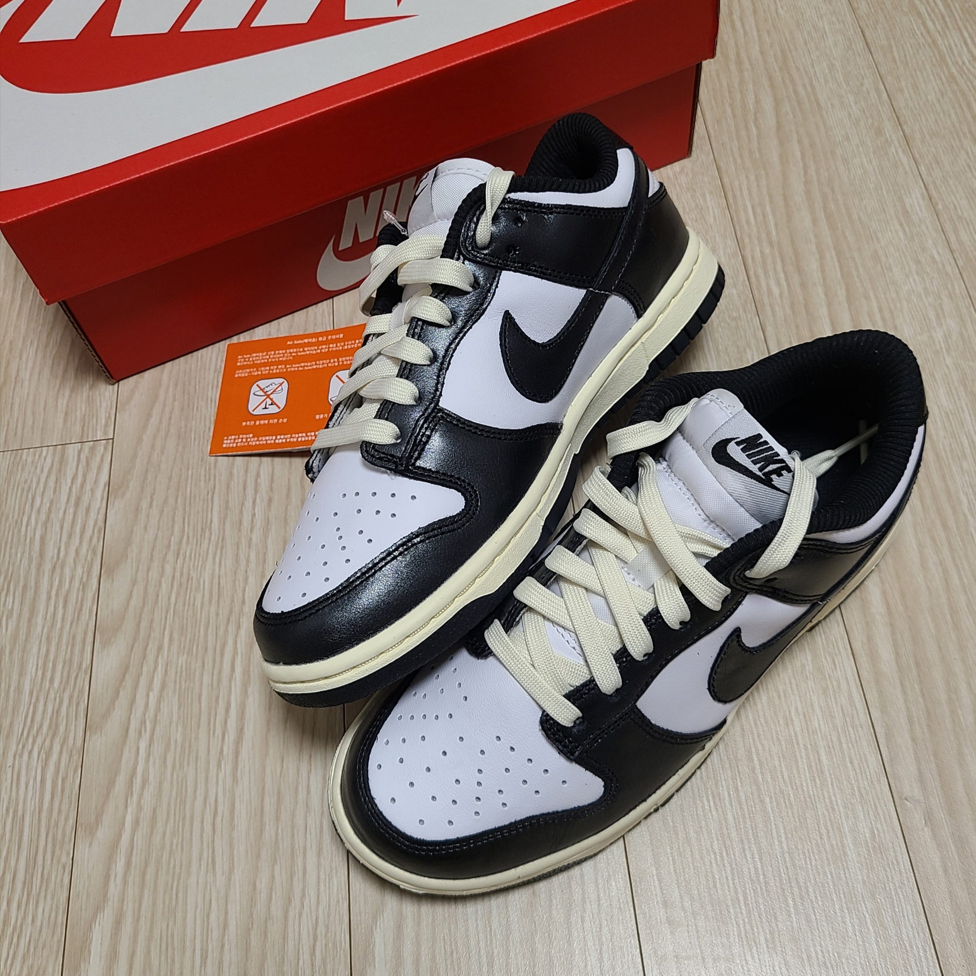 (W) Nike Dunk Low Vintage Black and White 착용 스타일 - 1