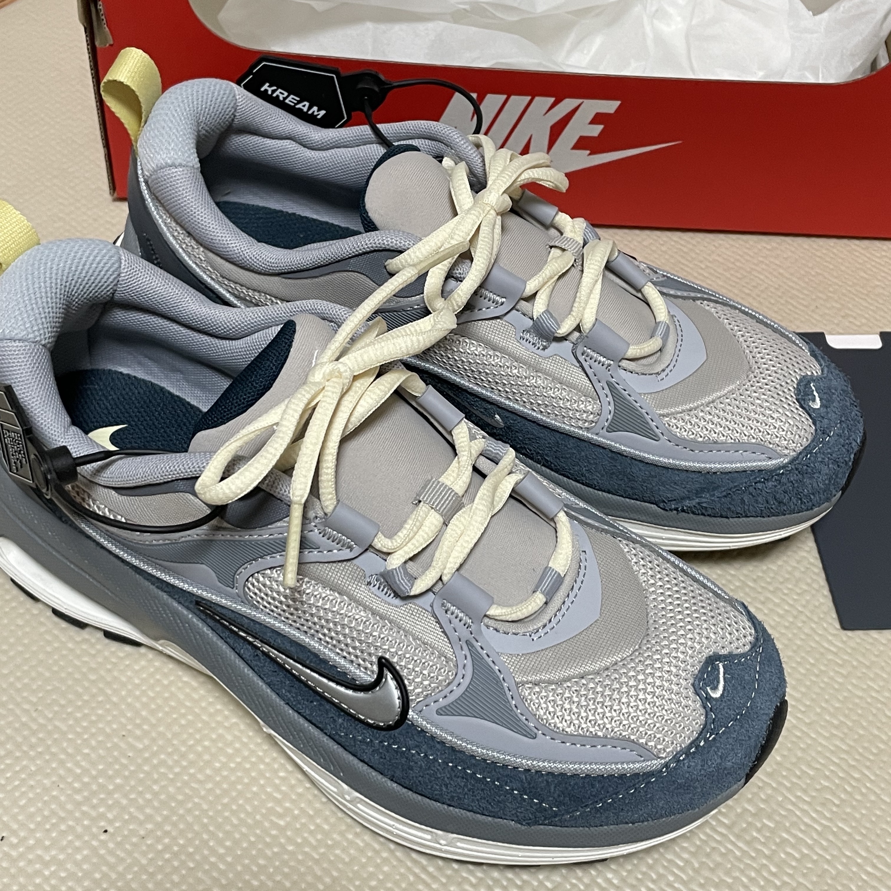 (W) Nike Air Max Bliss Light Iron Ore Armory Navy 착용 스타일