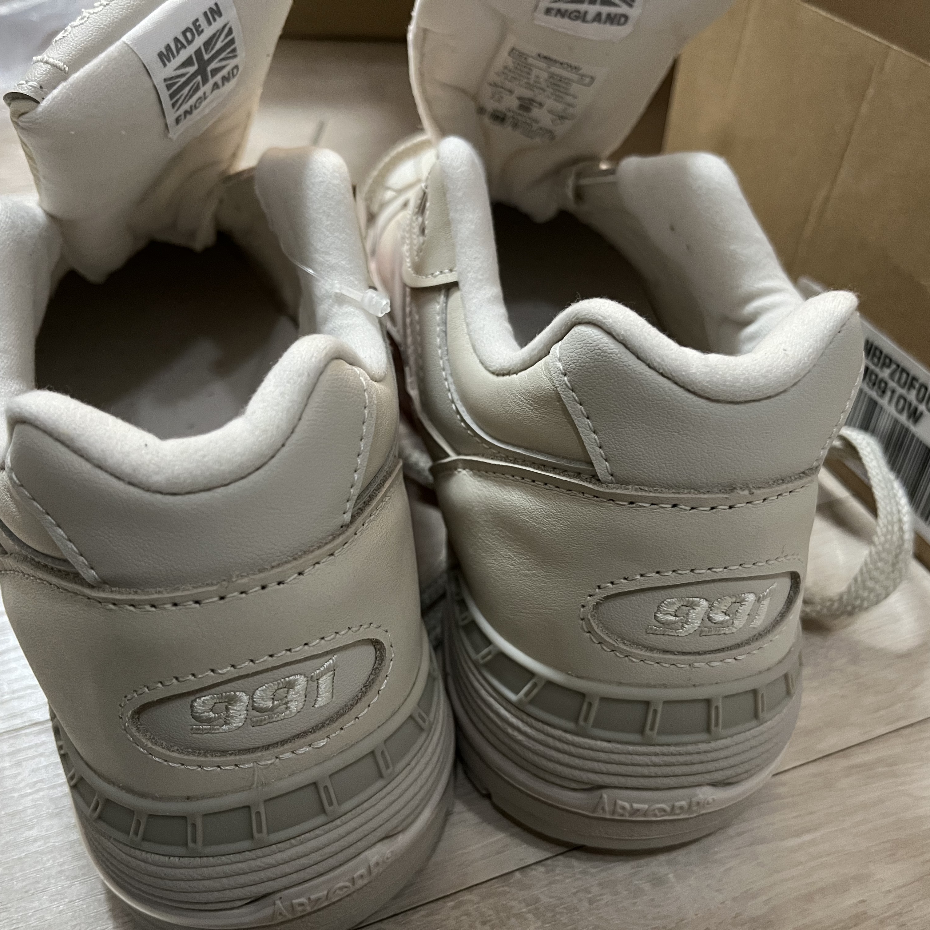 New Balance 991v1 Made in UK Contemporary Luxe Light Grey 착용 스타일 - 2