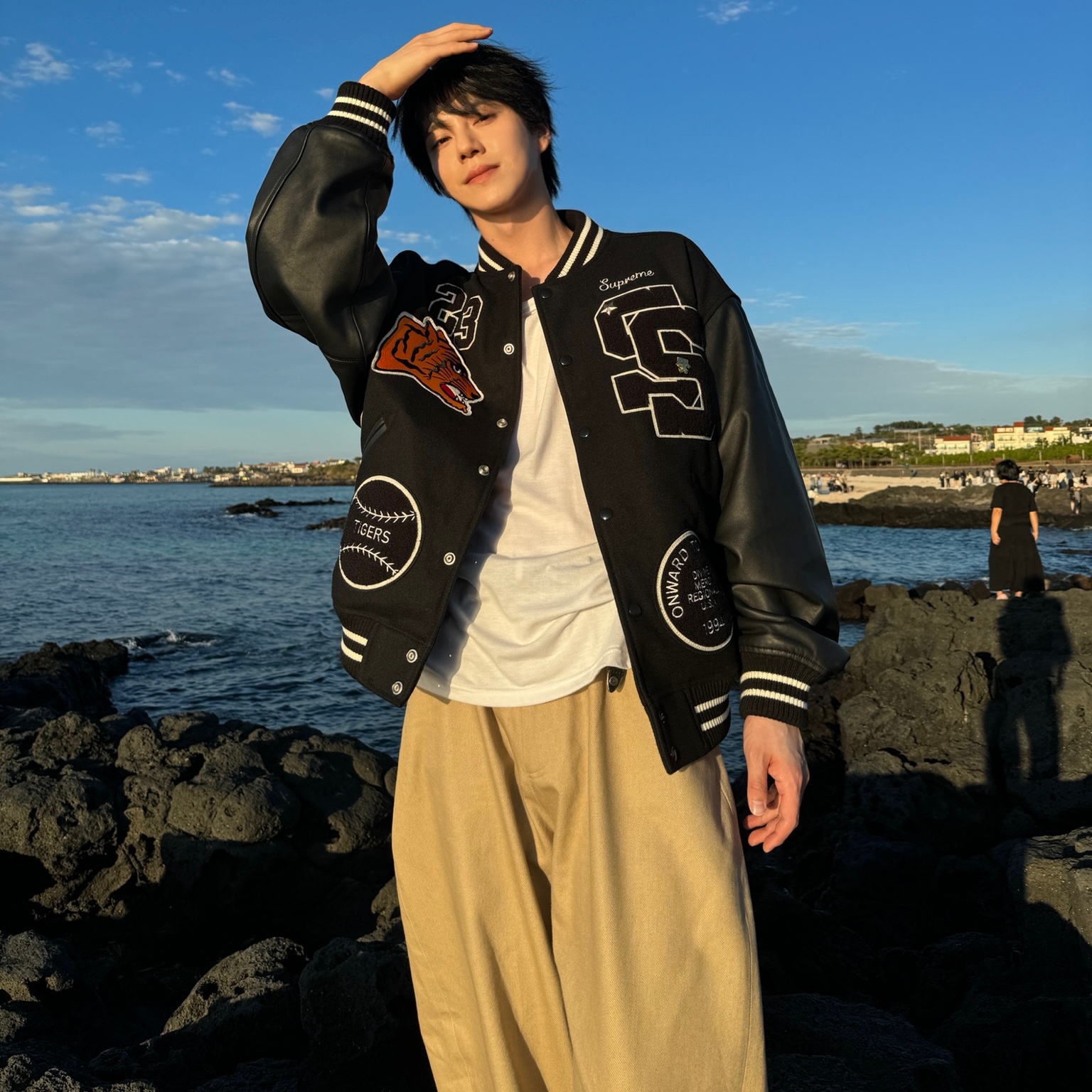 Supreme Tiger Varsity Jacket Black - 23FW, STU Wide Cotton Pants Beige 착용 스타일 - 2