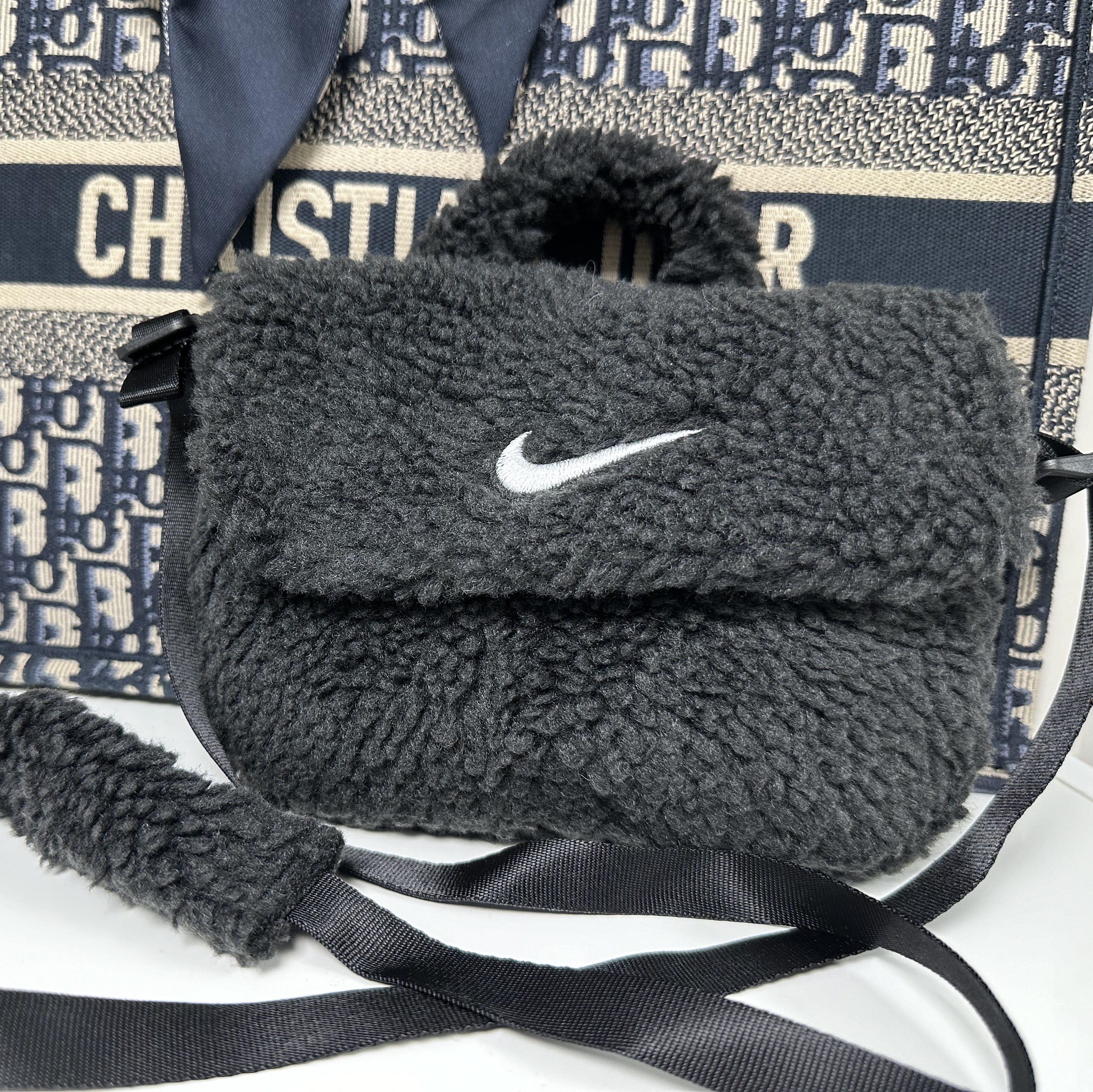 (Kids) Nike NSW Faux Fur Crossbody Bag Black 착용 스타일