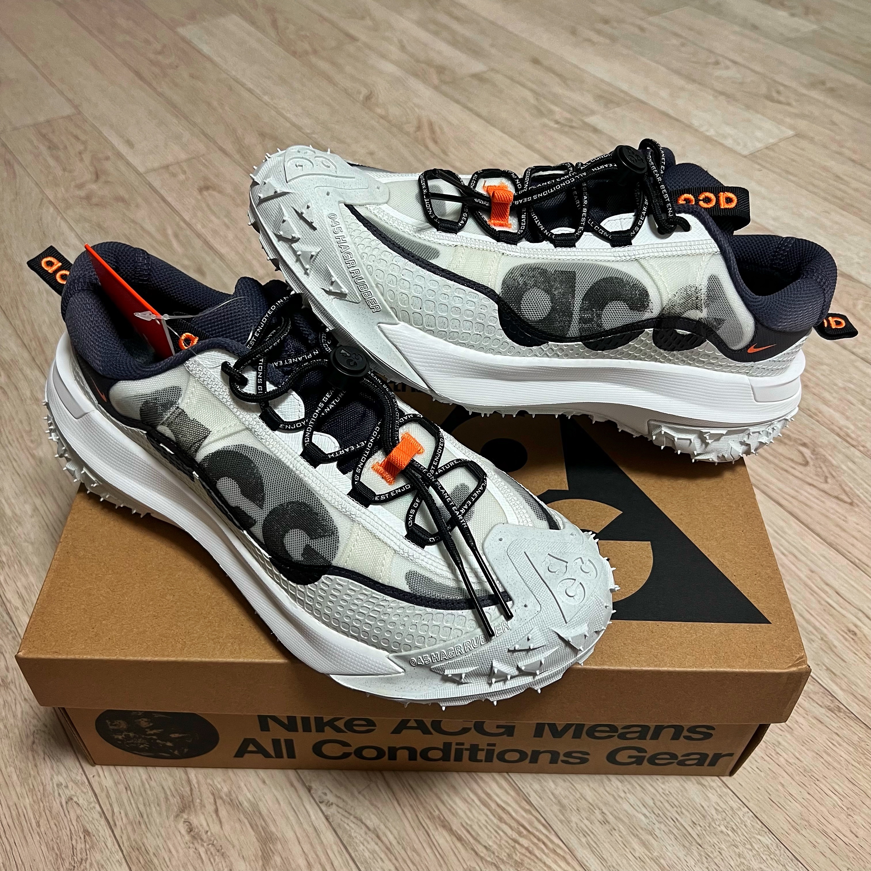 Nike ACG Mountain Fly 2 Low Summit White and Bright Mandarin 착용 스타일
