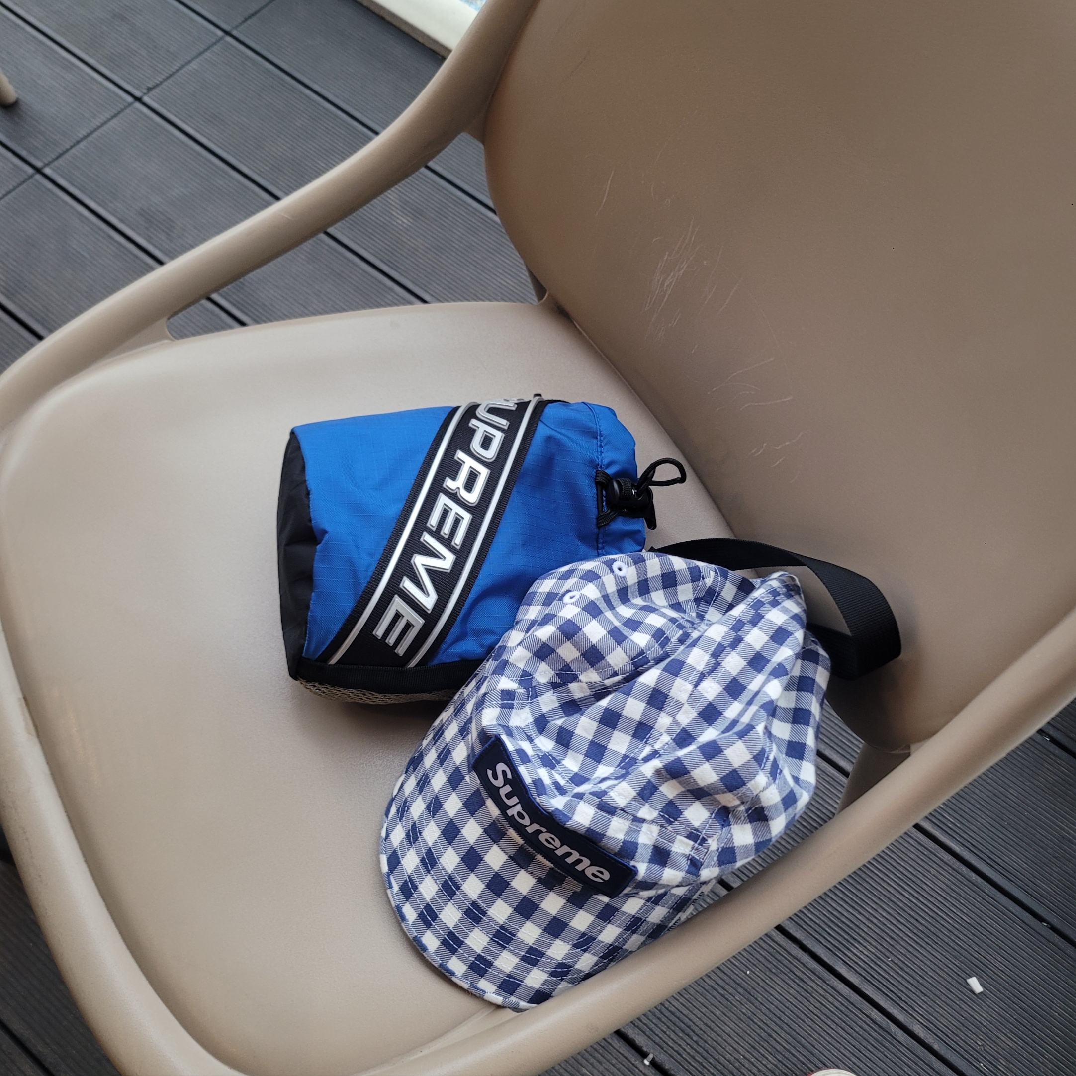 Supreme Small Cinch Pouch Blue - 23FW, Supreme Gingham Camp Cap Navy - 23SS 착용 스타일