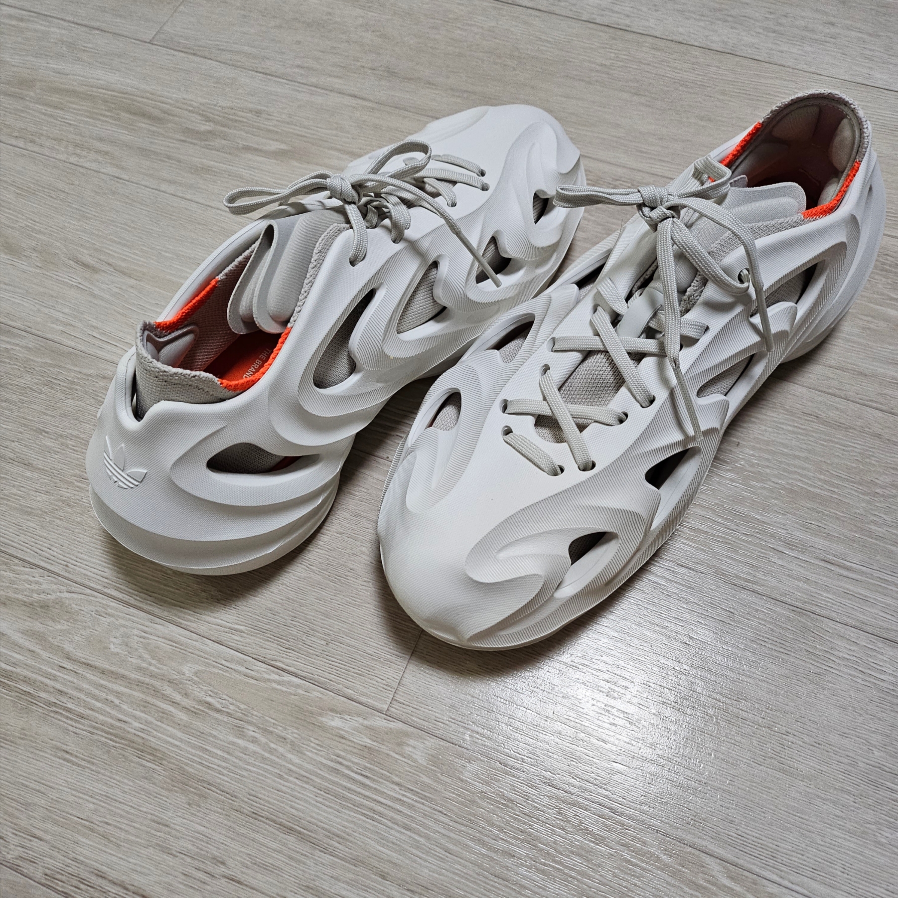 Adidas Adifom Q Off White 착용 스타일