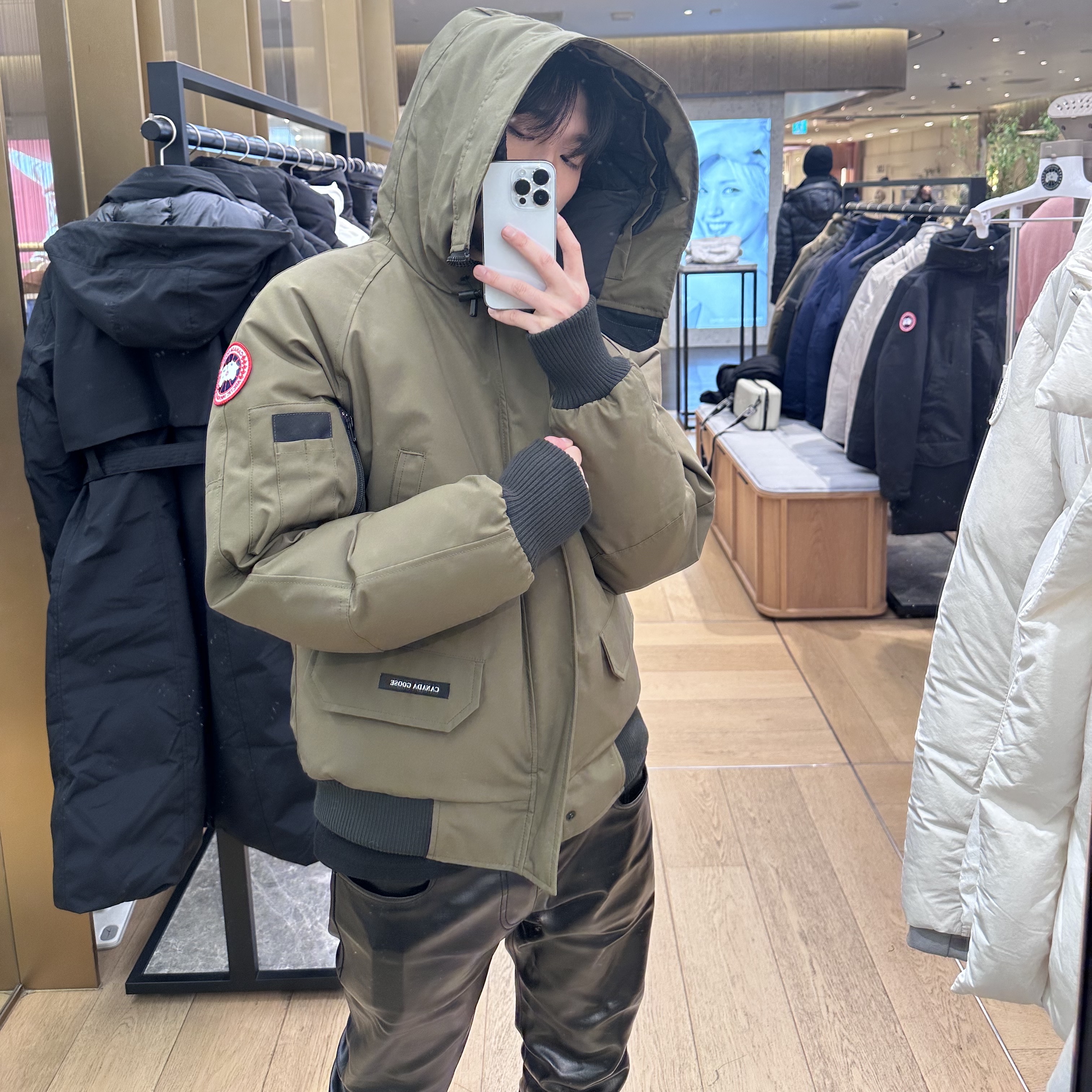 (W) Canada Goose Chilliwack Bomber Black, Undermycar Etle Slim Fit Glossy Film Coated Jeans Black Ink - 22FW 착용 스타일