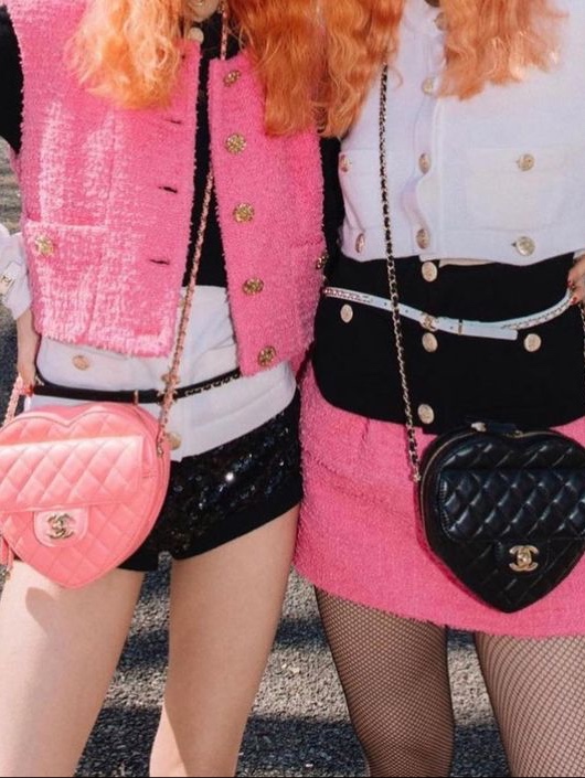 Chanel Clutch with Chain Patent Calfskin Resin & Gold Black White, Chanel Heart Clutch with Chain Lambskin & Gold Purple 착용 스타일 - 4