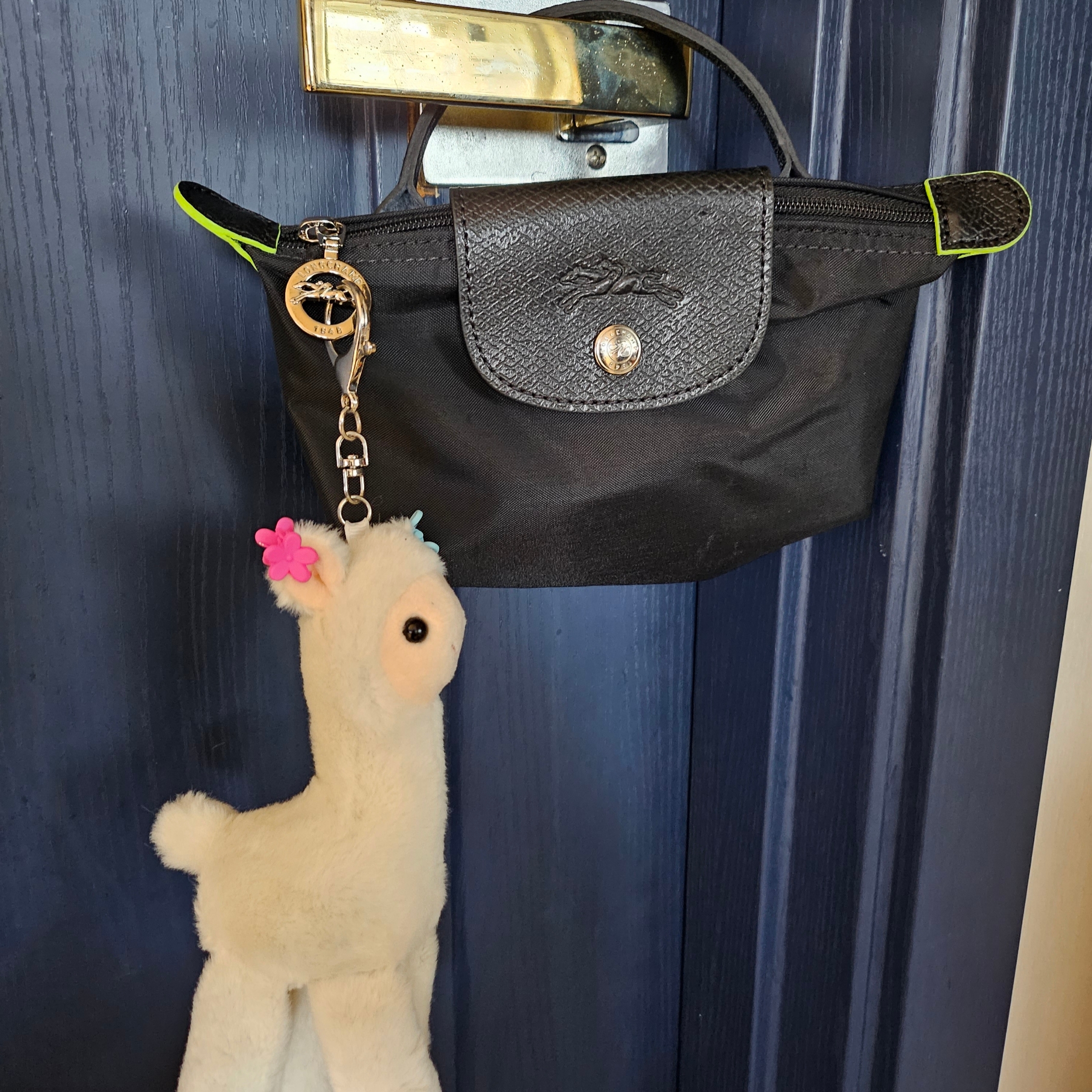 Longchamp Le Pliage Green Handle Pouch Black 착용 스타일 - 1