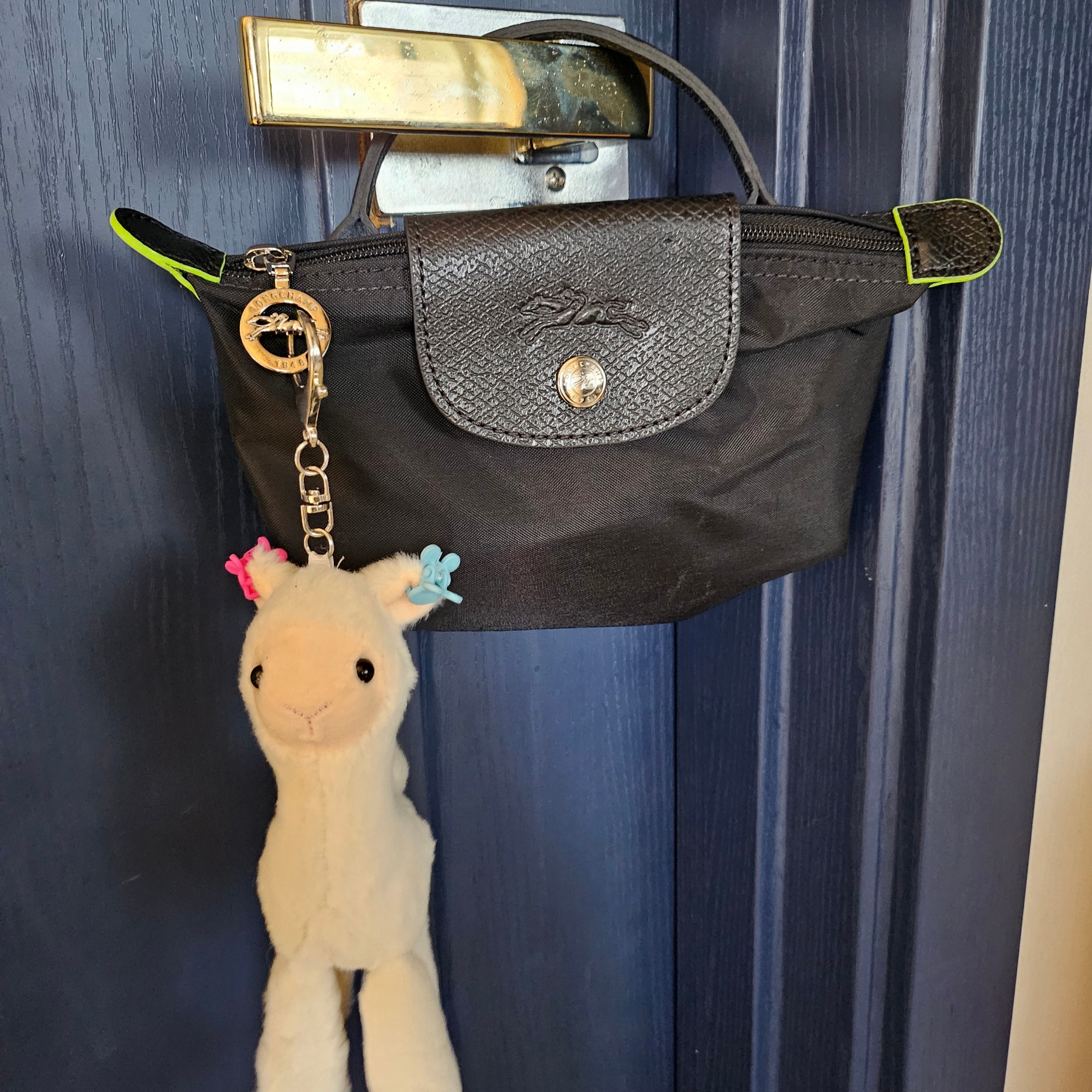 Longchamp Le Pliage Green Handle Pouch Black 착용 스타일 - 2