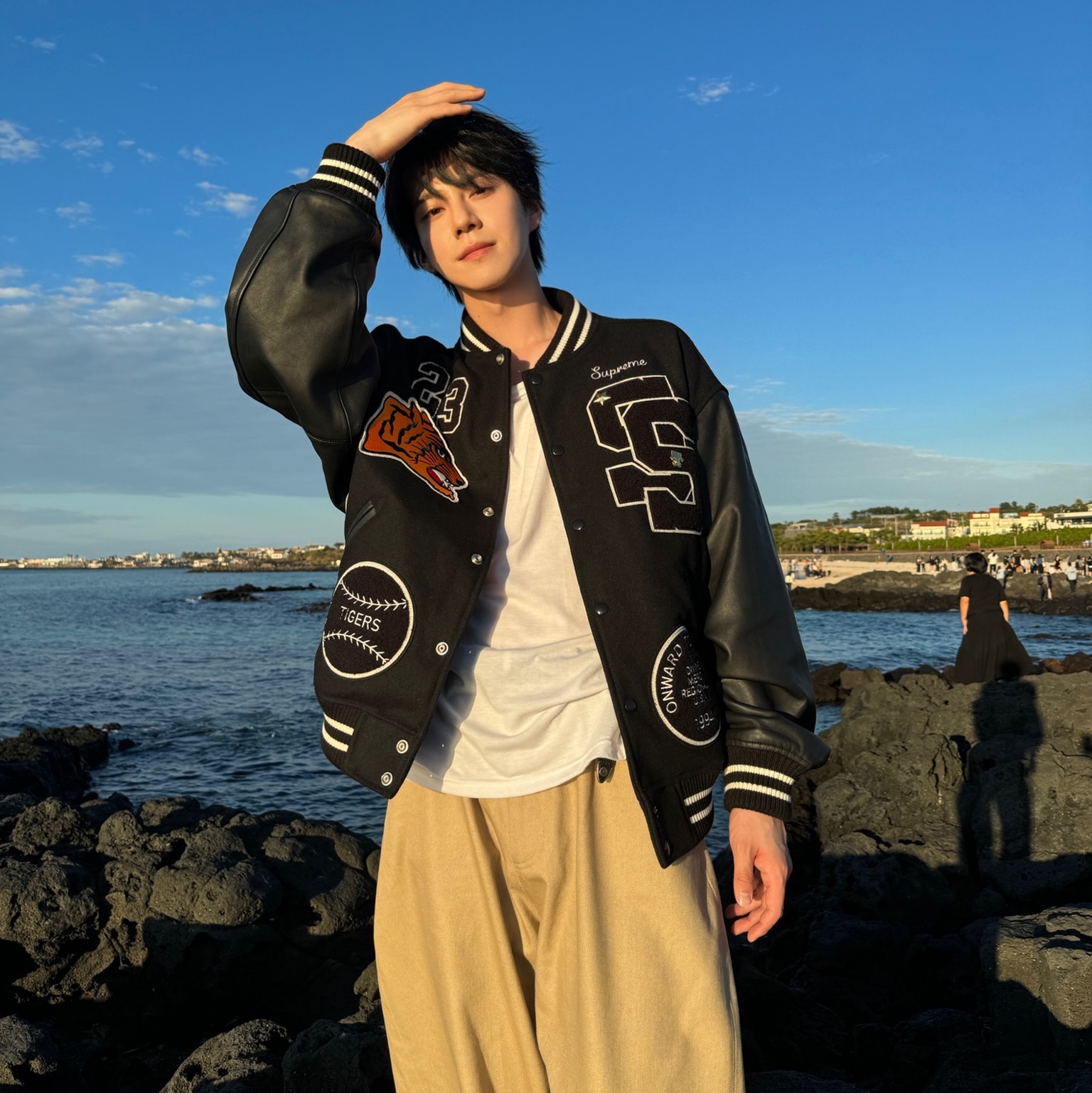 Supreme Tiger Varsity Jacket Black - 23FW, STU Wide Cotton Pants Beige 착용 스타일 - 1