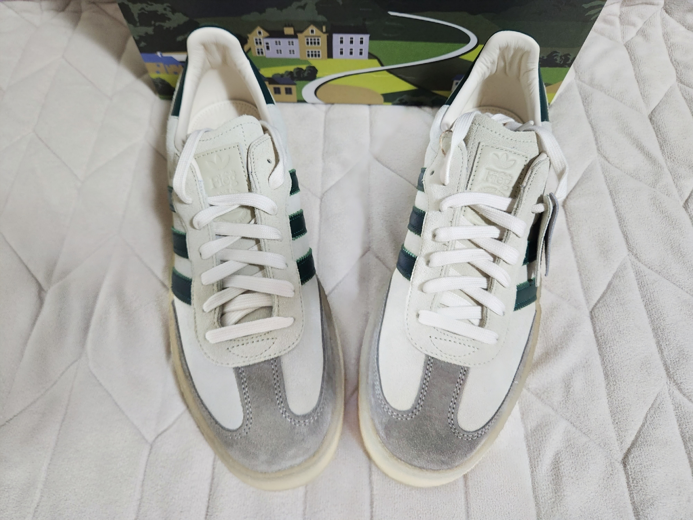Adidas x Clarks x Ronnie Fieg 8th Street Samba Chalk White Green 착용 스타일 - 4