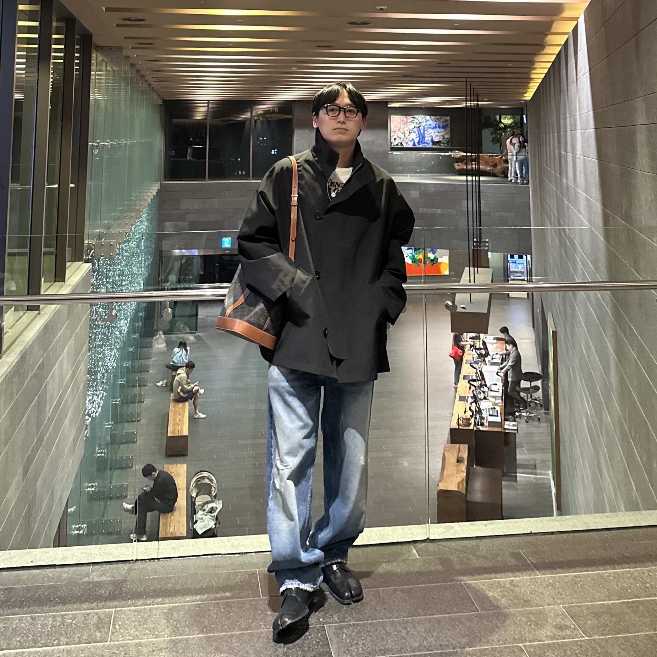 Celine Small Bucket in Triomphe Canvas and Calfskin Tan, Maison Margiela Tabi Lace-Up Shoes Black 착용 스타일 - 1