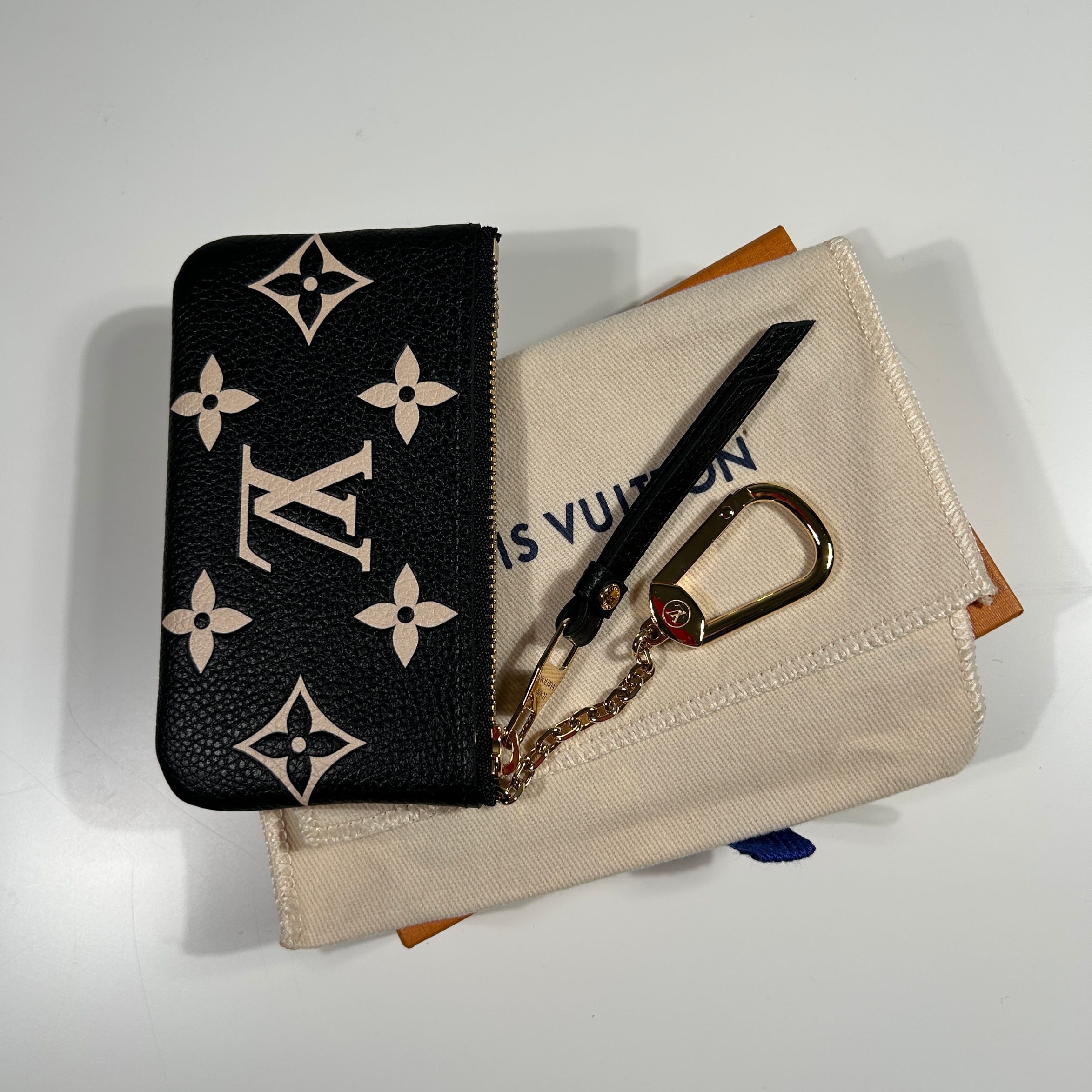 Louis Vuitton Key Pouch Monogram Empreinte Black Beige 착용 스타일 - 2