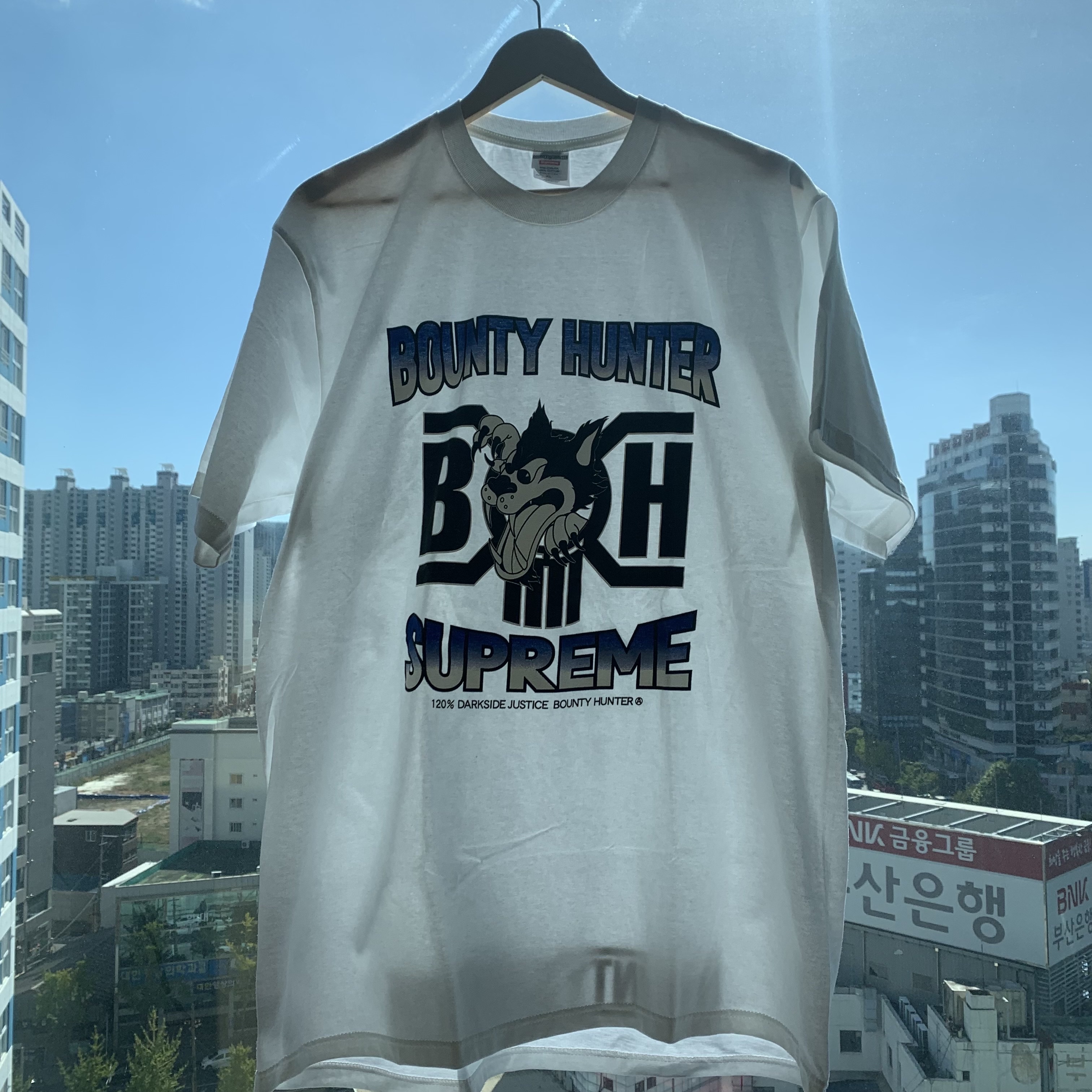 Supreme x Bounty Hunter Wolf T-Shirt White - 23FW 착용 스타일